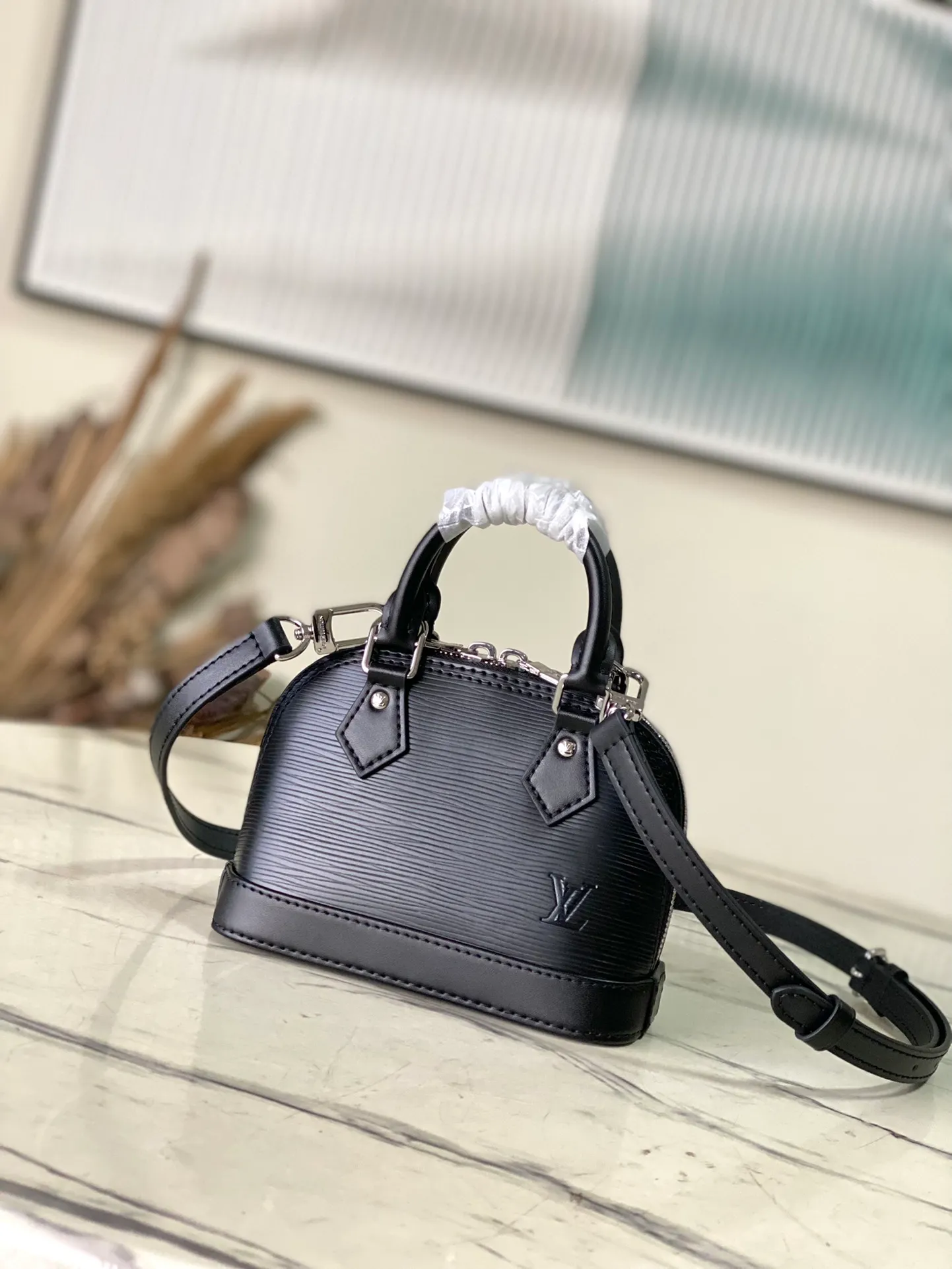 💰1140 (top layer leather) top original order M81945 black This Nano Alma handbag uses the brand's iconic Epl leather to condense the classic Ama handbag configuration, reflecting the unique texture. Equipped with double zippers, handles and detachable and adjustable shoulder straps, a variety of carrying options are available. Dimensions: 18 × 12 × 8 cm