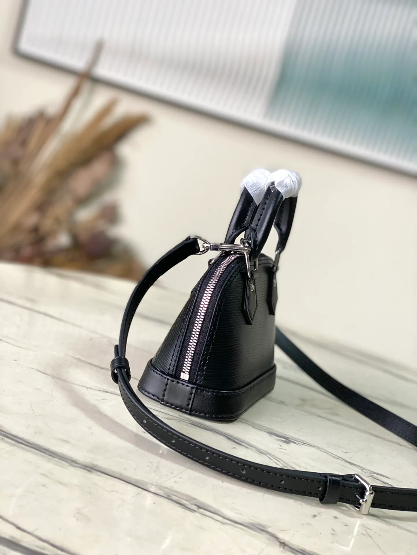 💰1140 (top layer leather) top original order M81945 black This Nano Alma handbag uses the brand's iconic Epl leather to condense the classic Ama handbag configuration, reflecting the unique texture. Equipped with double zippers, handles and detachable and adjustable shoulder straps, a variety of carrying options are available. Dimensions: 18 × 12 × 8 cm