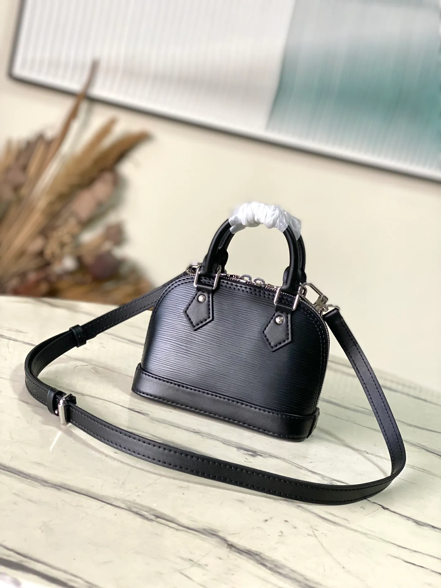 💰1140 (top layer leather) top original order M81945 black This Nano Alma handbag uses the brand's iconic Epl leather to condense the classic Ama handbag configuration, reflecting the unique texture. Equipped with double zippers, handles and detachable and adjustable shoulder straps, a variety of carrying options are available. Dimensions: 18 × 12 × 8 cm