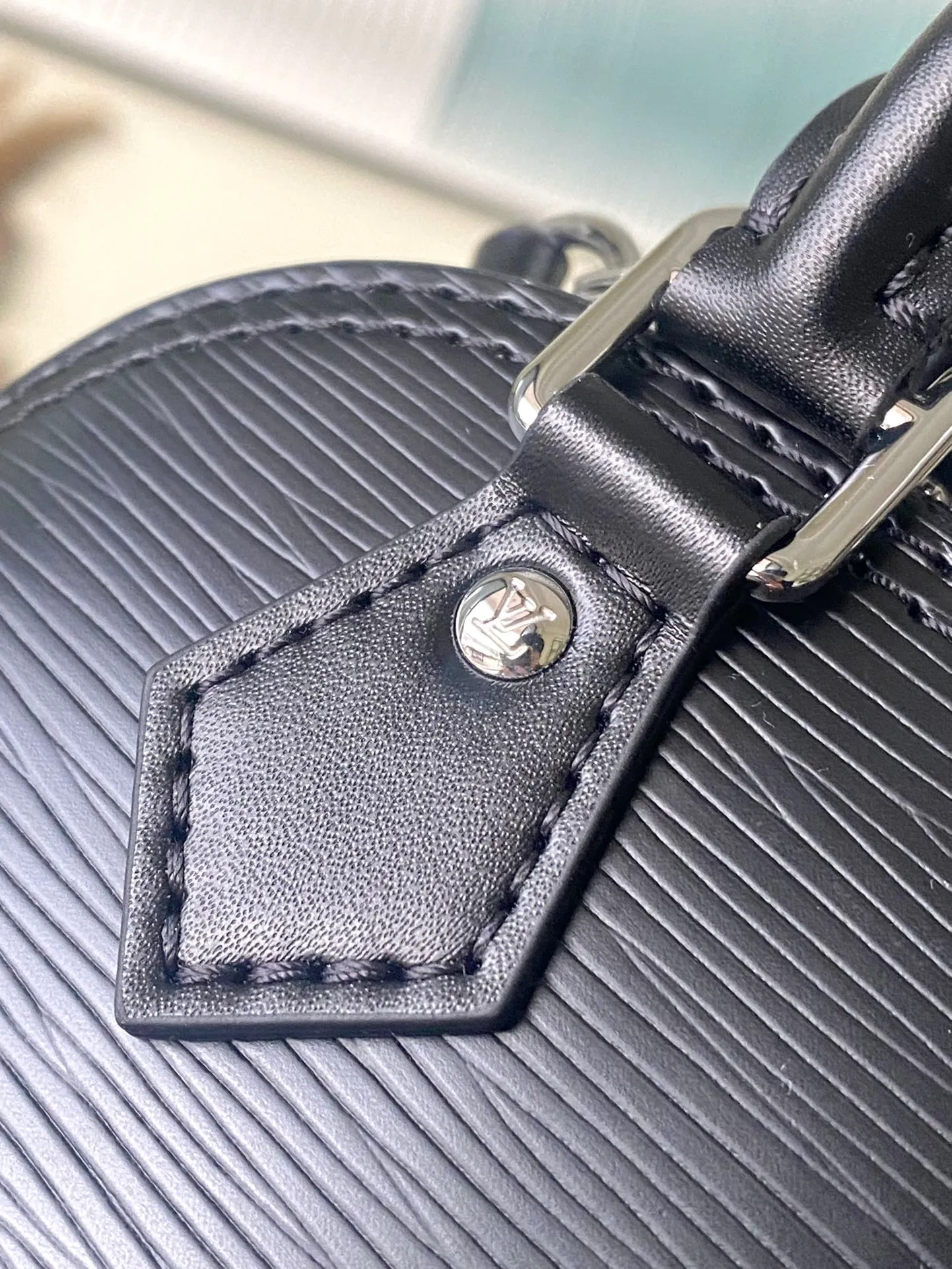 💰1140 (top layer leather) top original order M81945 black This Nano Alma handbag uses the brand's iconic Epl leather to condense the classic Ama handbag configuration, reflecting the unique texture. Equipped with double zippers, handles and detachable and adjustable shoulder straps, a variety of carrying options are available. Dimensions: 18 × 12 × 8 cm