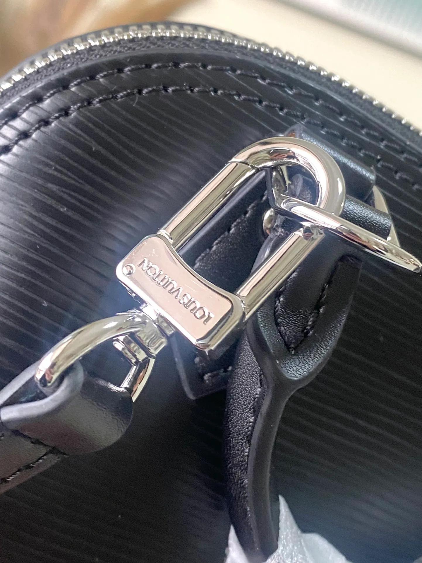 💰1140 (top layer leather) top original order M81945 black This Nano Alma handbag uses the brand's iconic Epl leather to condense the classic Ama handbag configuration, reflecting the unique texture. Equipped with double zippers, handles and detachable and adjustable shoulder straps, a variety of carrying options are available. Dimensions: 18 × 12 × 8 cm