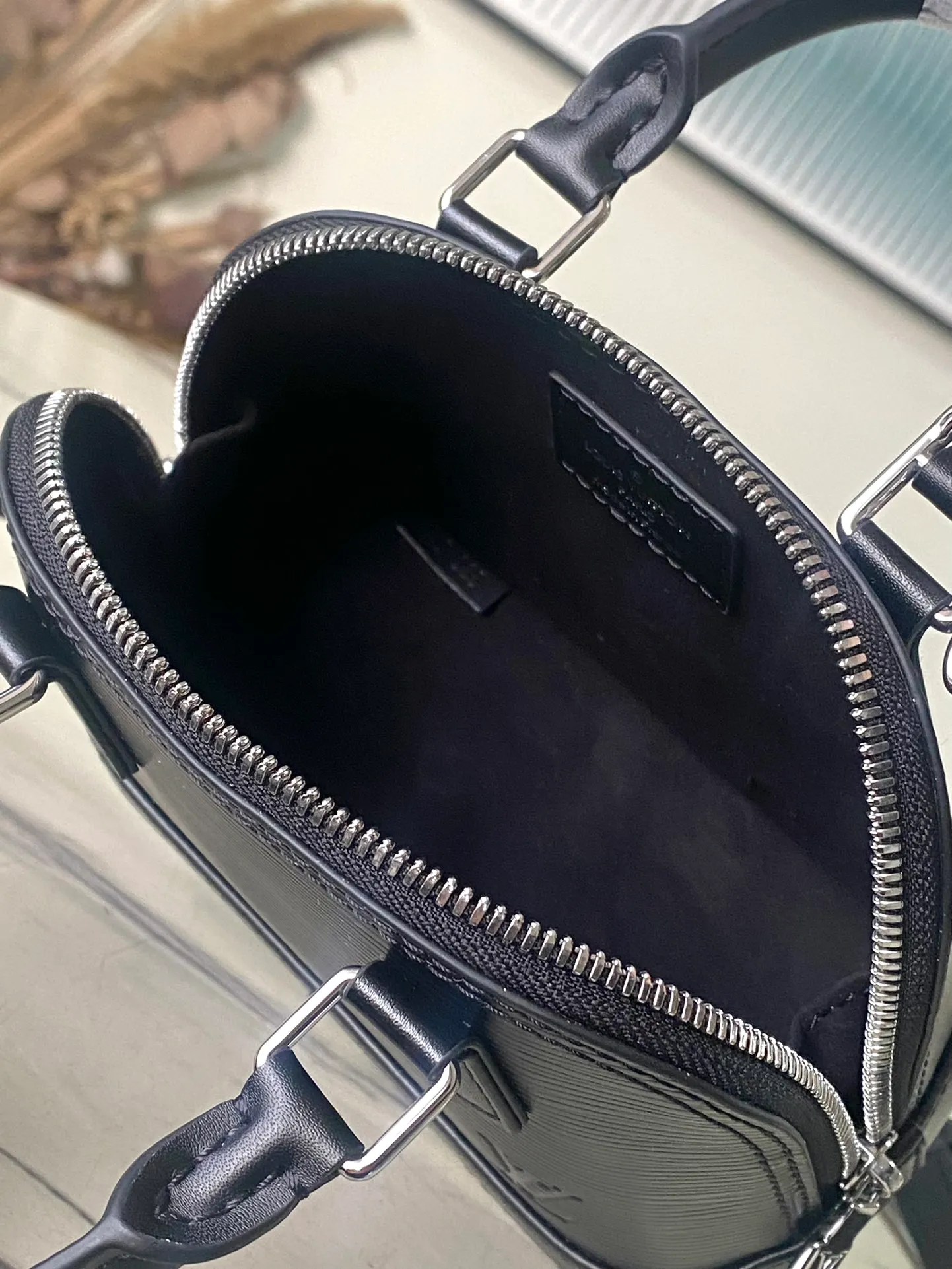 💰1140 (top layer leather) top original order M81945 black This Nano Alma handbag uses the brand's iconic Epl leather to condense the classic Ama handbag configuration, reflecting the unique texture. Equipped with double zippers, handles and detachable and adjustable shoulder straps, a variety of carrying options are available. Dimensions: 18 × 12 × 8 cm