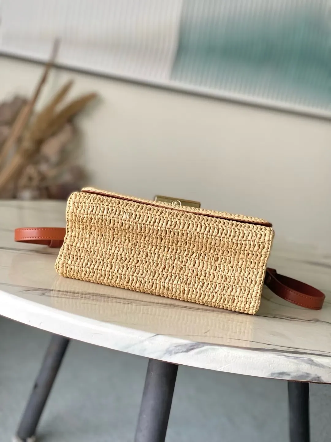💰1340 Top original order M14309 This small TwistSlim handbag embodies the leisurely style of the French Riviera and demonstrates the brand's exquisite craftsmanship with creative touches. The raffia bag features contrasting leather trim and the signature LVTwist twist lock, multiple pockets for organized storage, and a removable mirror for added functionality. Dimensions: 19 × 15 × 7 cm