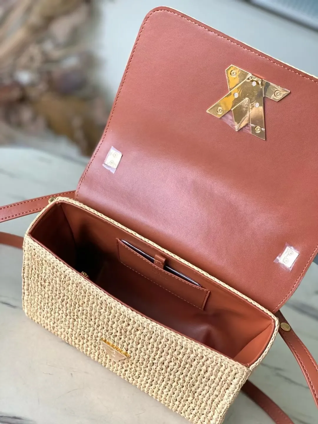 💰1340 Top original order M14309 This small TwistSlim handbag embodies the leisurely style of the French Riviera and demonstrates the brand's exquisite craftsmanship with creative touches. The raffia bag features contrasting leather trim and the signature LVTwist twist lock, multiple pockets for organized storage, and a removable mirror for added functionality. Dimensions: 19 × 15 × 7 cm