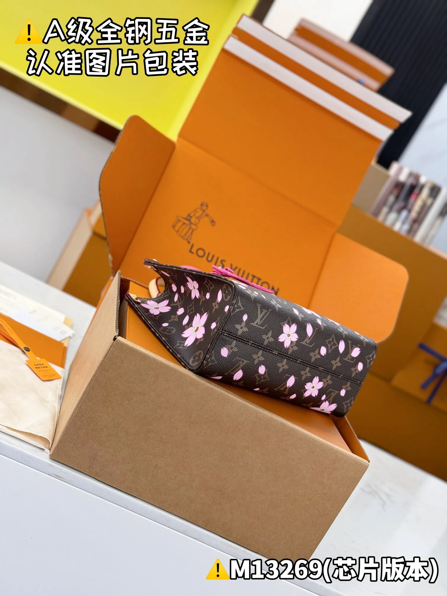 💰1900 [Authentic grade] [Super grade MB high elastic fabric] LV x TM ONTHEGO small handbag Model: M13269 Material: A+ grade all-steel hardware, imported high elastic fabric Packaging: Full set of special grade duty-free MB packaging Dimensions: 19 x 11.5 x 25 cm (height x width x length)