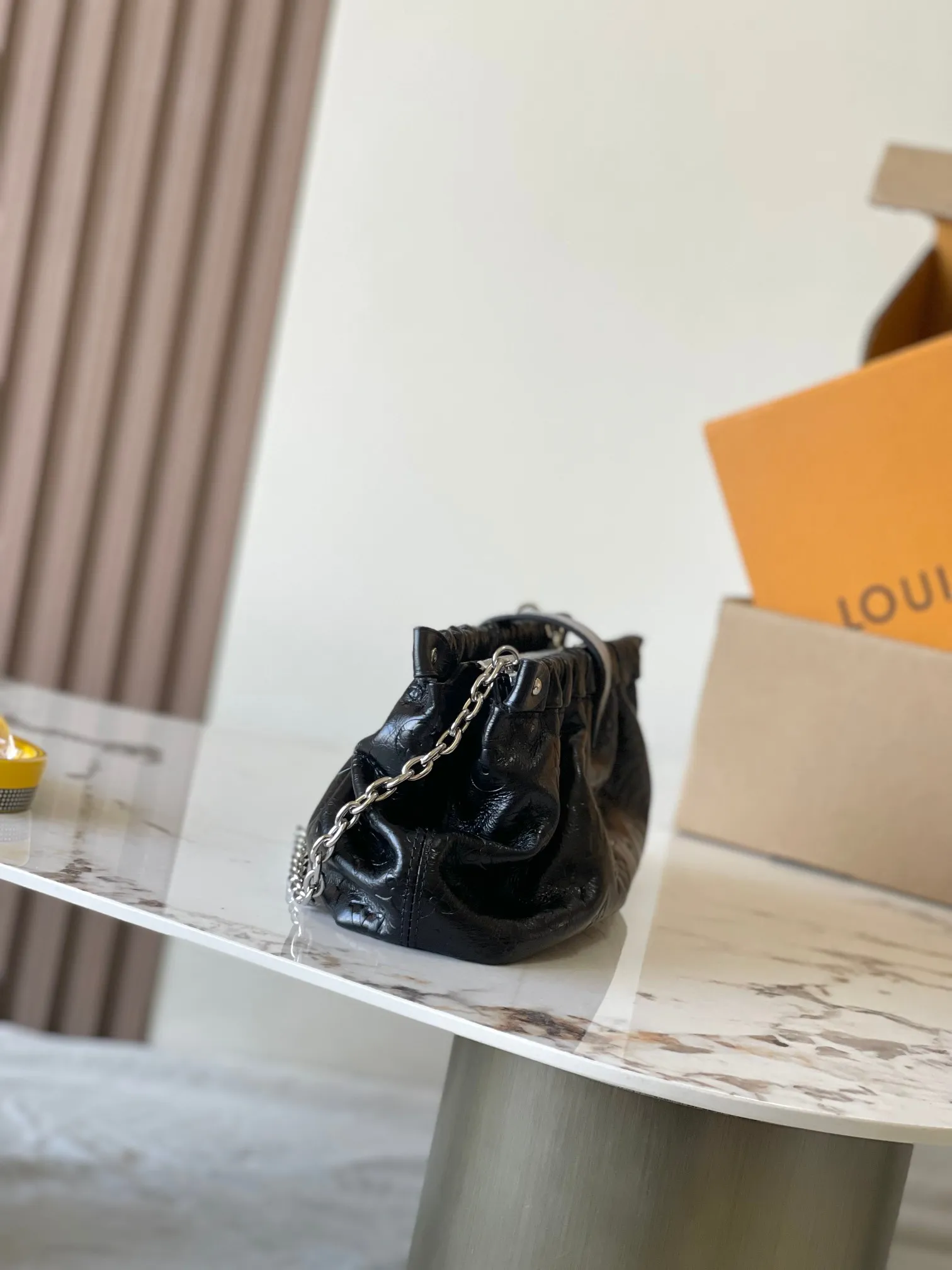 p1860 [Special grade MB original leather] POCHETTE SLING small handbag official website picture Model: M27822 black oil wax leather 163C chip version Material: A-grade all-steel hardware, imported original fabric Packaging: full set of original duty-free MB packaging Size: 30*16*11CM