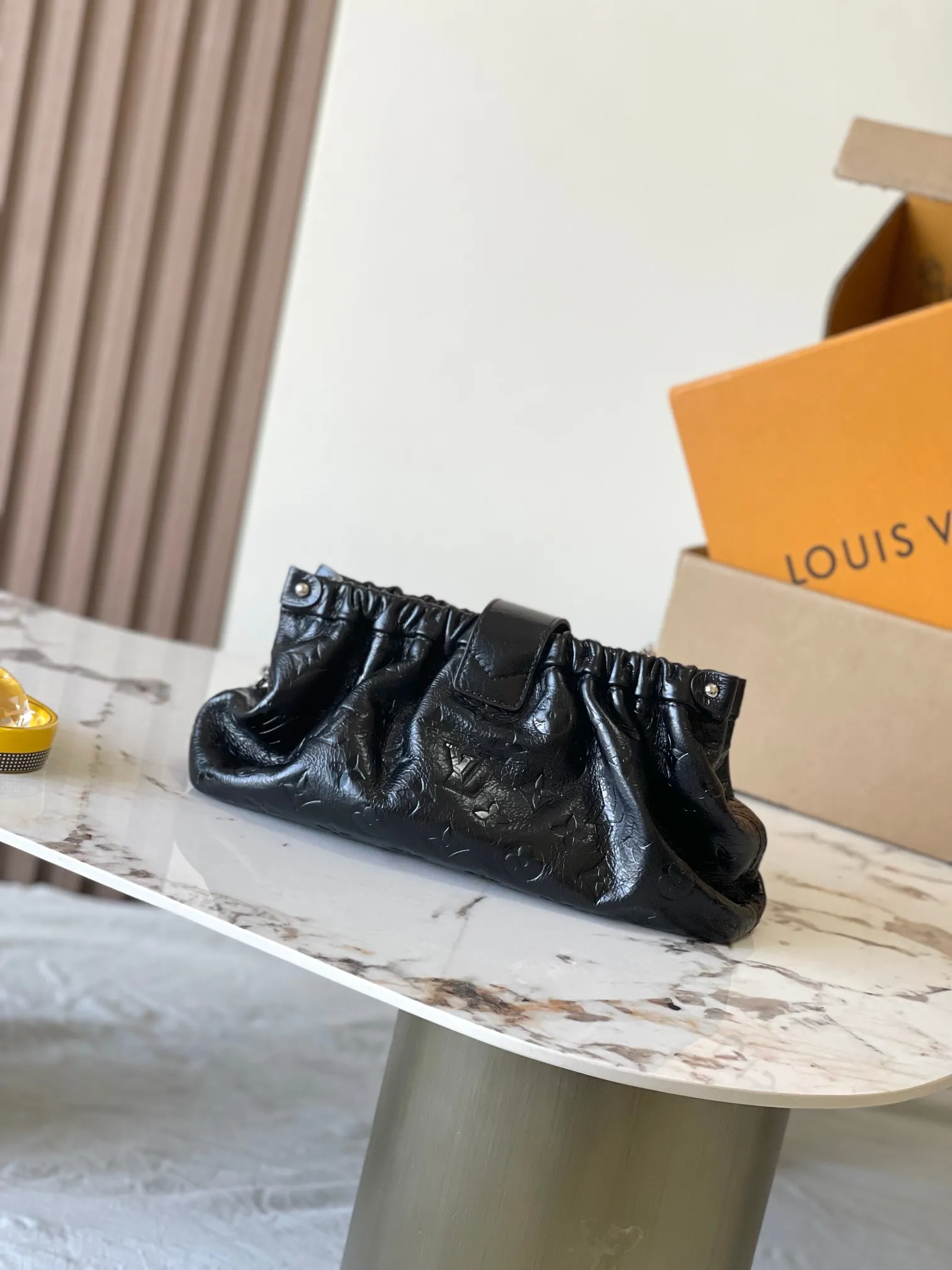 p1860 [Special grade MB original leather] POCHETTE SLING small handbag official website picture Model: M27822 black oil wax leather 163C chip version Material: A-grade all-steel hardware, imported original fabric Packaging: full set of original duty-free MB packaging Size: 30*16*11CM