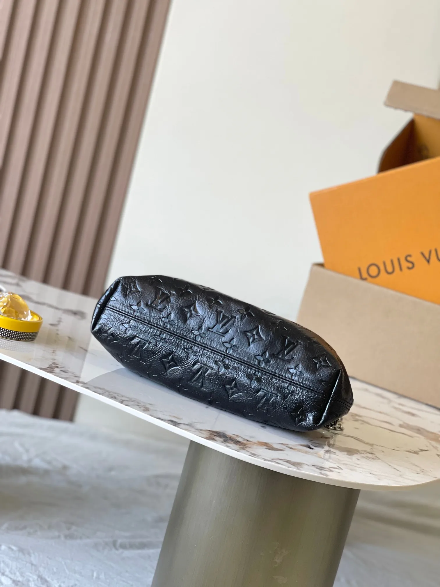 p1860 [Special grade MB original leather] POCHETTE SLING small handbag official website picture Model: M27822 black oil wax leather 163C chip version Material: A-grade all-steel hardware, imported original fabric Packaging: full set of original duty-free MB packaging Size: 30*16*11CM