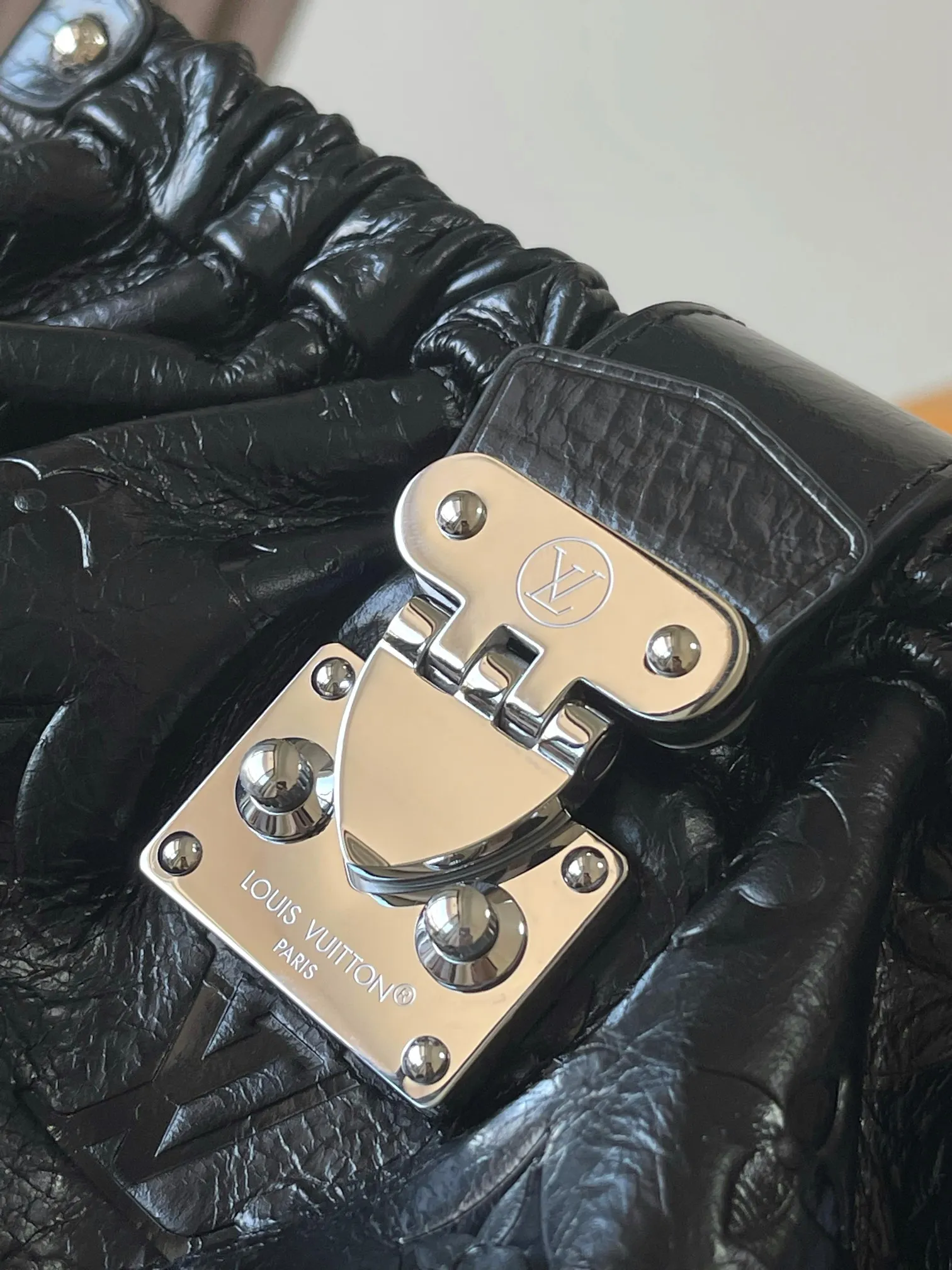 p1860 [Special grade MB original leather] POCHETTE SLING small handbag official website picture Model: M27822 black oil wax leather 163C chip version Material: A-grade all-steel hardware, imported original fabric Packaging: full set of original duty-free MB packaging Size: 30*16*11CM