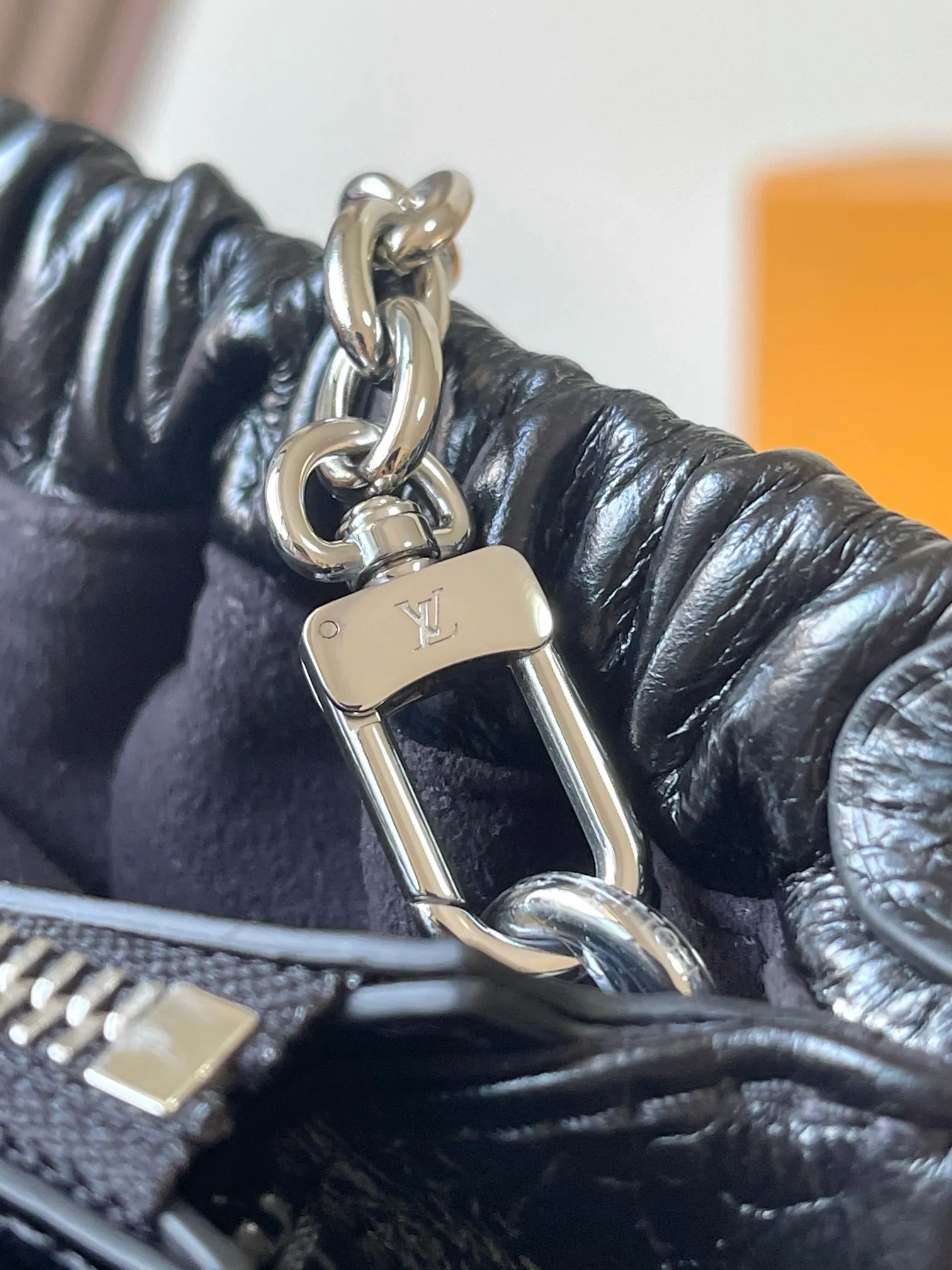 p1860 [Special grade MB original leather] POCHETTE SLING small handbag official website picture Model: M27822 black oil wax leather 163C chip version Material: A-grade all-steel hardware, imported original fabric Packaging: full set of original duty-free MB packaging Size: 30*16*11CM