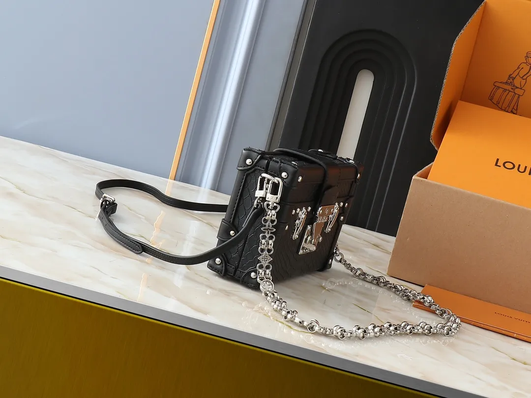 💰340💰Upgraded from the original M40273 M86286. This Petite Malle handbag was designed by Nicolas Ghesquière. It is made of gorgeous snake leather and has a "small hard box" configuration. It continues Louis Vuitton's classic heritage and is suitable for day and night occasions. Natural stone once built the magnificent Palace of Versailles, and now it creates a dreamy color like the full moon in the night sky. 20 x 12.5 x 5 cm (length x height x width)