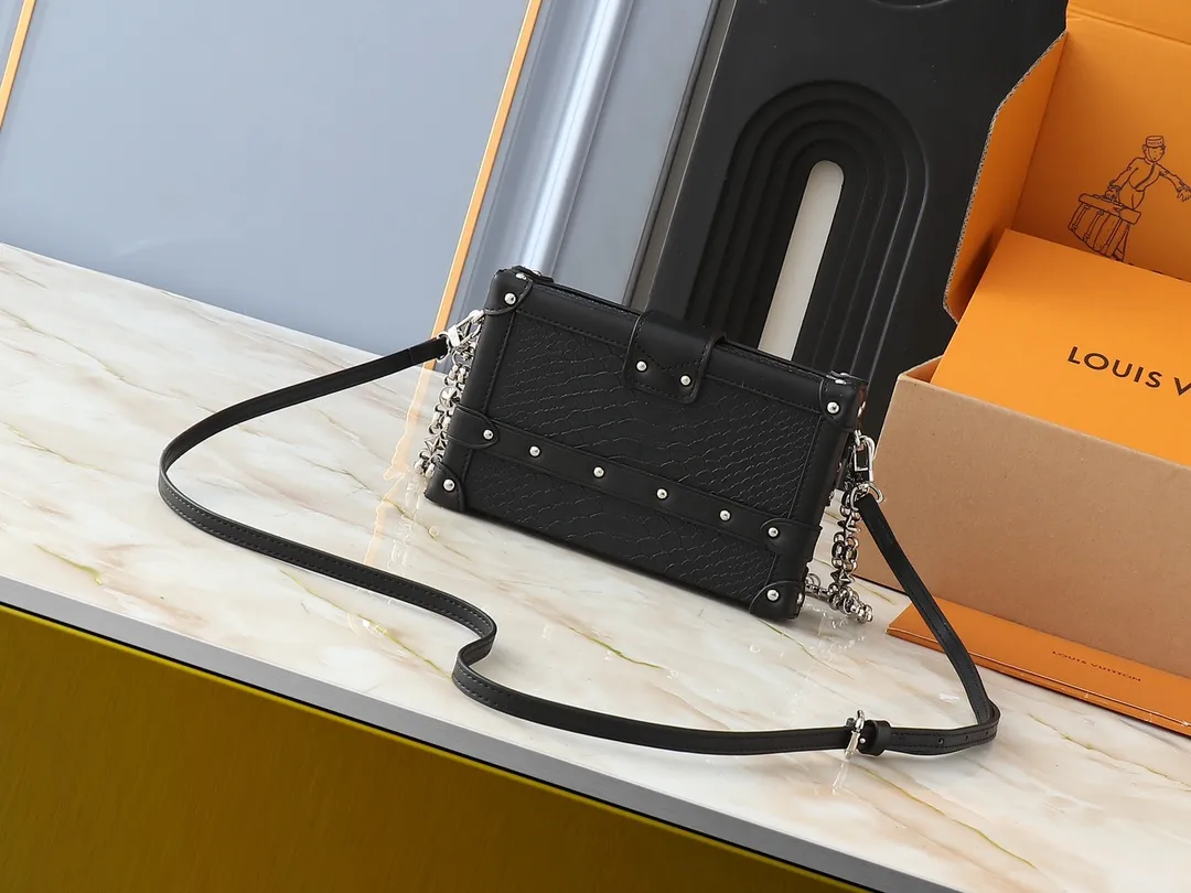 💰340💰Upgraded from the original M40273 M86286. This Petite Malle handbag was designed by Nicolas Ghesquière. It is made of gorgeous snake leather and has a "small hard box" configuration. It continues Louis Vuitton's classic heritage and is suitable for day and night occasions. Natural stone once built the magnificent Palace of Versailles, and now it creates a dreamy color like the full moon in the night sky. 20 x 12.5 x 5 cm (length x height x width)