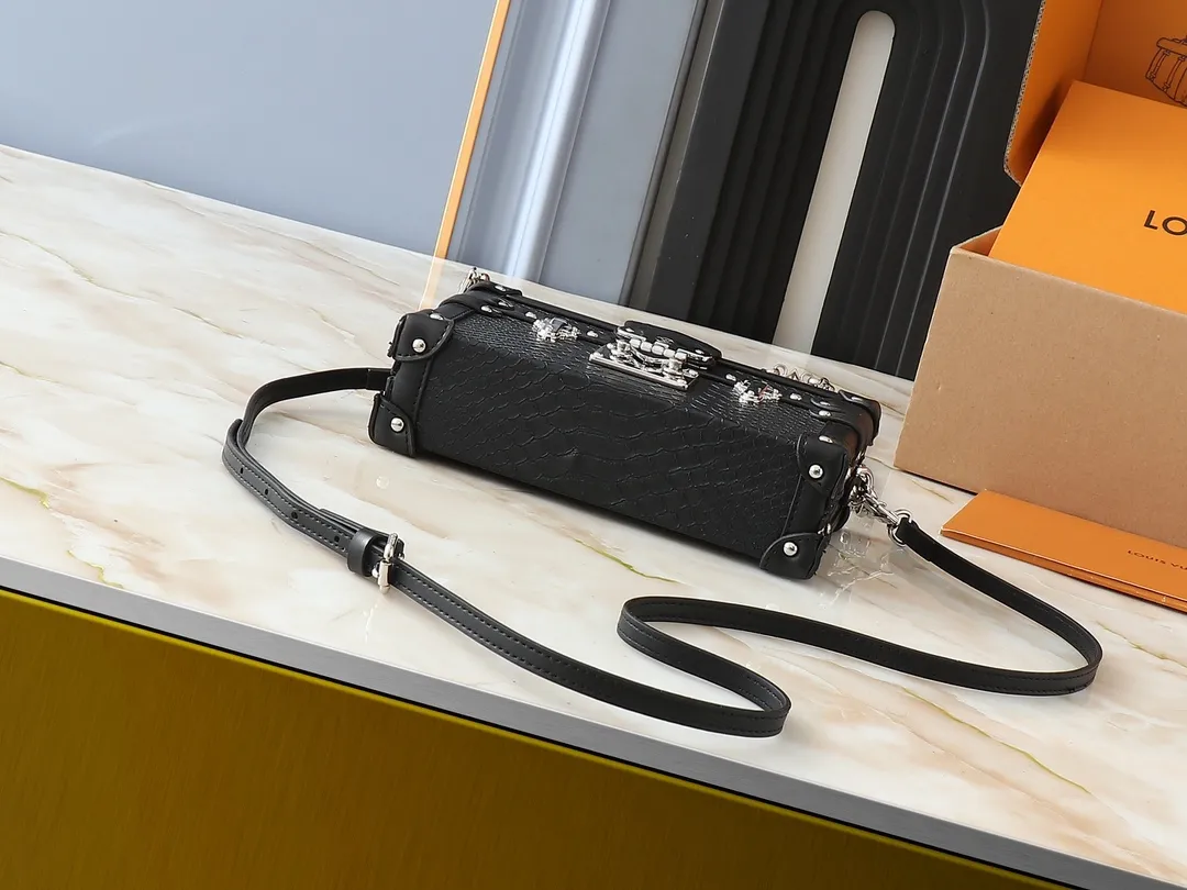 💰340💰Upgraded from the original M40273 M86286. This Petite Malle handbag was designed by Nicolas Ghesquière. It is made of gorgeous snake leather and has a "small hard box" configuration. It continues Louis Vuitton's classic heritage and is suitable for day and night occasions. Natural stone once built the magnificent Palace of Versailles, and now it creates a dreamy color like the full moon in the night sky. 20 x 12.5 x 5 cm (length x height x width)