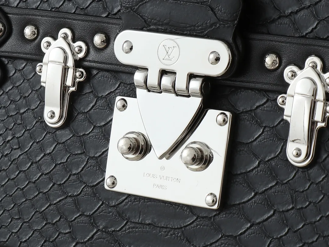 💰340💰Upgraded from the original M40273 M86286. This Petite Malle handbag was designed by Nicolas Ghesquière. It is made of gorgeous snake leather and has a "small hard box" configuration. It continues Louis Vuitton's classic heritage and is suitable for day and night occasions. Natural stone once built the magnificent Palace of Versailles, and now it creates a dreamy color like the full moon in the night sky. 20 x 12.5 x 5 cm (length x height x width)