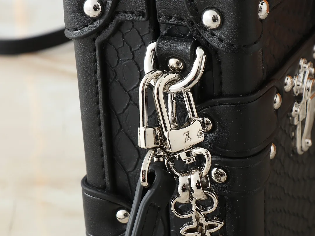 💰340💰Upgraded from the original M40273 M86286. This Petite Malle handbag was designed by Nicolas Ghesquière. It is made of gorgeous snake leather and has a "small hard box" configuration. It continues Louis Vuitton's classic heritage and is suitable for day and night occasions. Natural stone once built the magnificent Palace of Versailles, and now it creates a dreamy color like the full moon in the night sky. 20 x 12.5 x 5 cm (length x height x width)