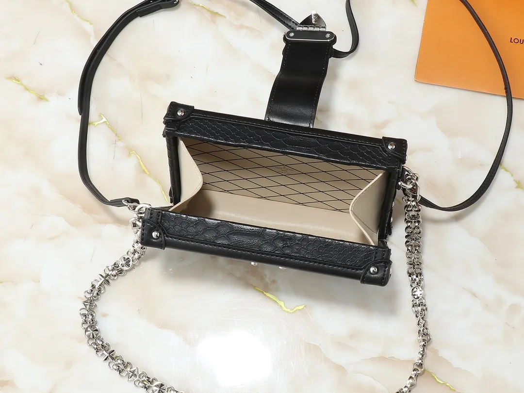 💰340💰Upgraded from the original M40273 M86286. This Petite Malle handbag was designed by Nicolas Ghesquière. It is made of gorgeous snake leather and has a "small hard box" configuration. It continues Louis Vuitton's classic heritage and is suitable for day and night occasions. Natural stone once built the magnificent Palace of Versailles, and now it creates a dreamy color like the full moon in the night sky. 20 x 12.5 x 5 cm (length x height x width)