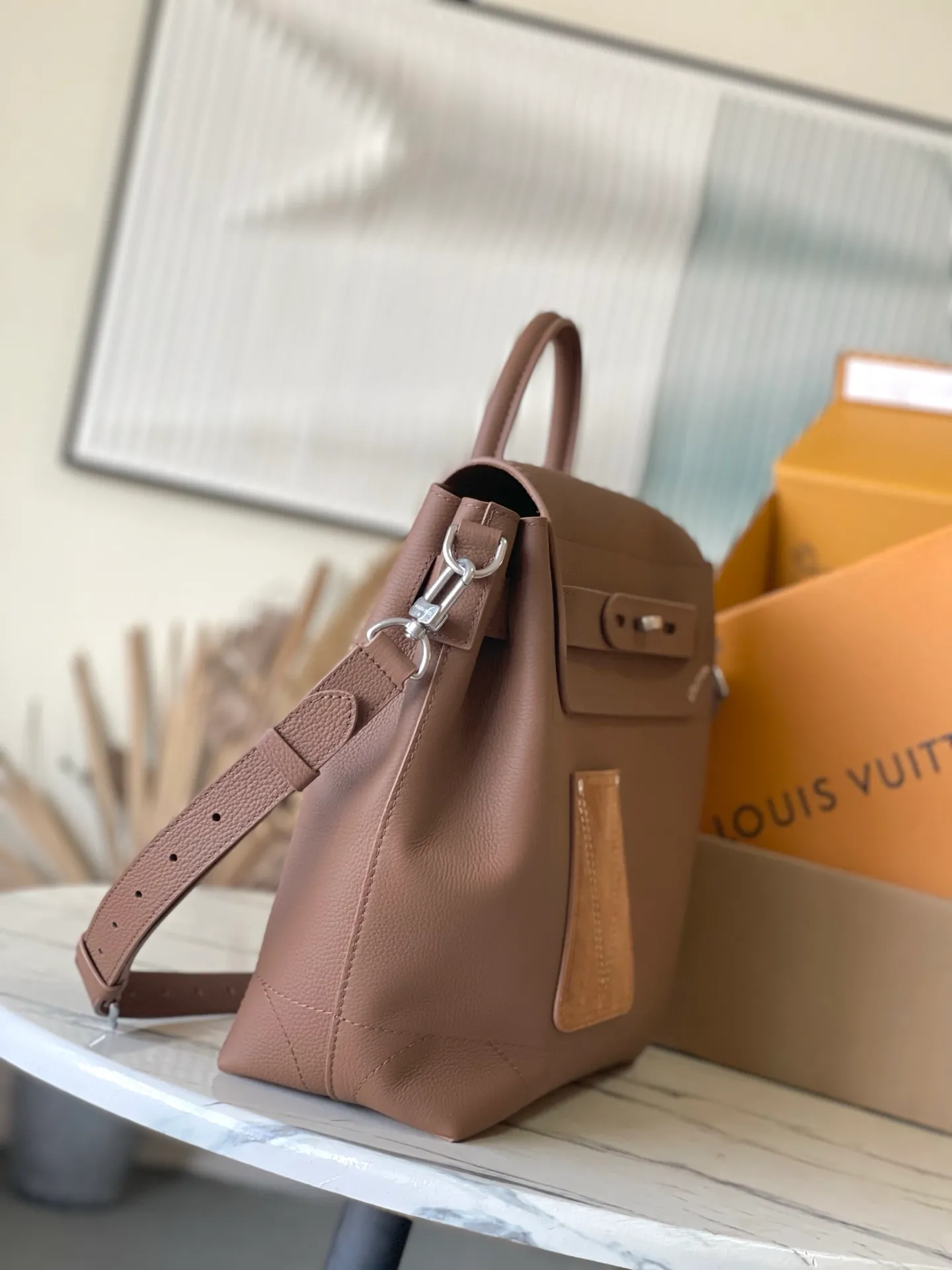 💰1760 (top layer leather) top original order M26758 This Steamer 30 handbag uses LV Touch cow leather to reinterpret the classic Steamer handbag that has been popular for a century. Grained leather and suede on two sides. The suede leather front pocket is subtly embellished with V-shaped stitching, and the convenient V-shaped hook buckle is integrated with Monogram flowers. The shoulder strap design provides cross-body and hand-carry options. Dimensions: 32 × 33 × 14 cm