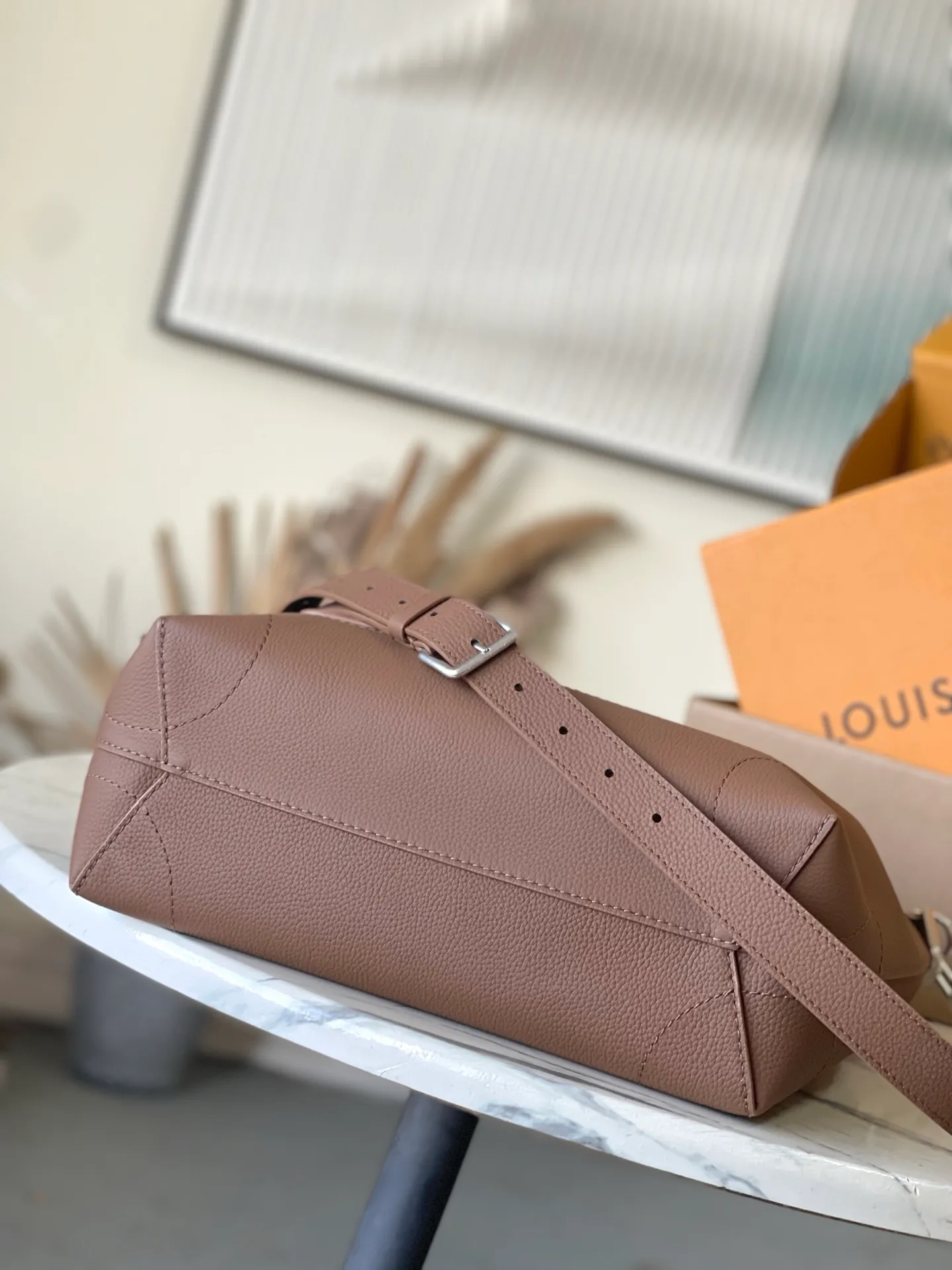 💰1760 (top layer leather) top original order M26758 This Steamer 30 handbag uses LV Touch cow leather to reinterpret the classic Steamer handbag that has been popular for a century. Grained leather and suede on two sides. The suede leather front pocket is subtly embellished with V-shaped stitching, and the convenient V-shaped hook buckle is integrated with Monogram flowers. The shoulder strap design provides cross-body and hand-carry options. Dimensions: 32 × 33 × 14 cm