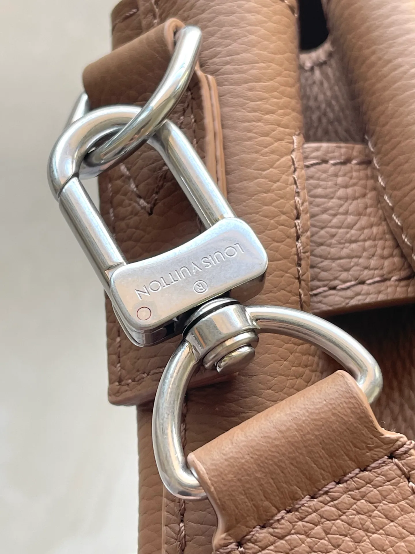 💰1760 (top layer leather) top original order M26758 This Steamer 30 handbag uses LV Touch cow leather to reinterpret the classic Steamer handbag that has been popular for a century. Grained leather and suede on two sides. The suede leather front pocket is subtly embellished with V-shaped stitching, and the convenient V-shaped hook buckle is integrated with Monogram flowers. The shoulder strap design provides cross-body and hand-carry options. Dimensions: 32 × 33 × 14 cm