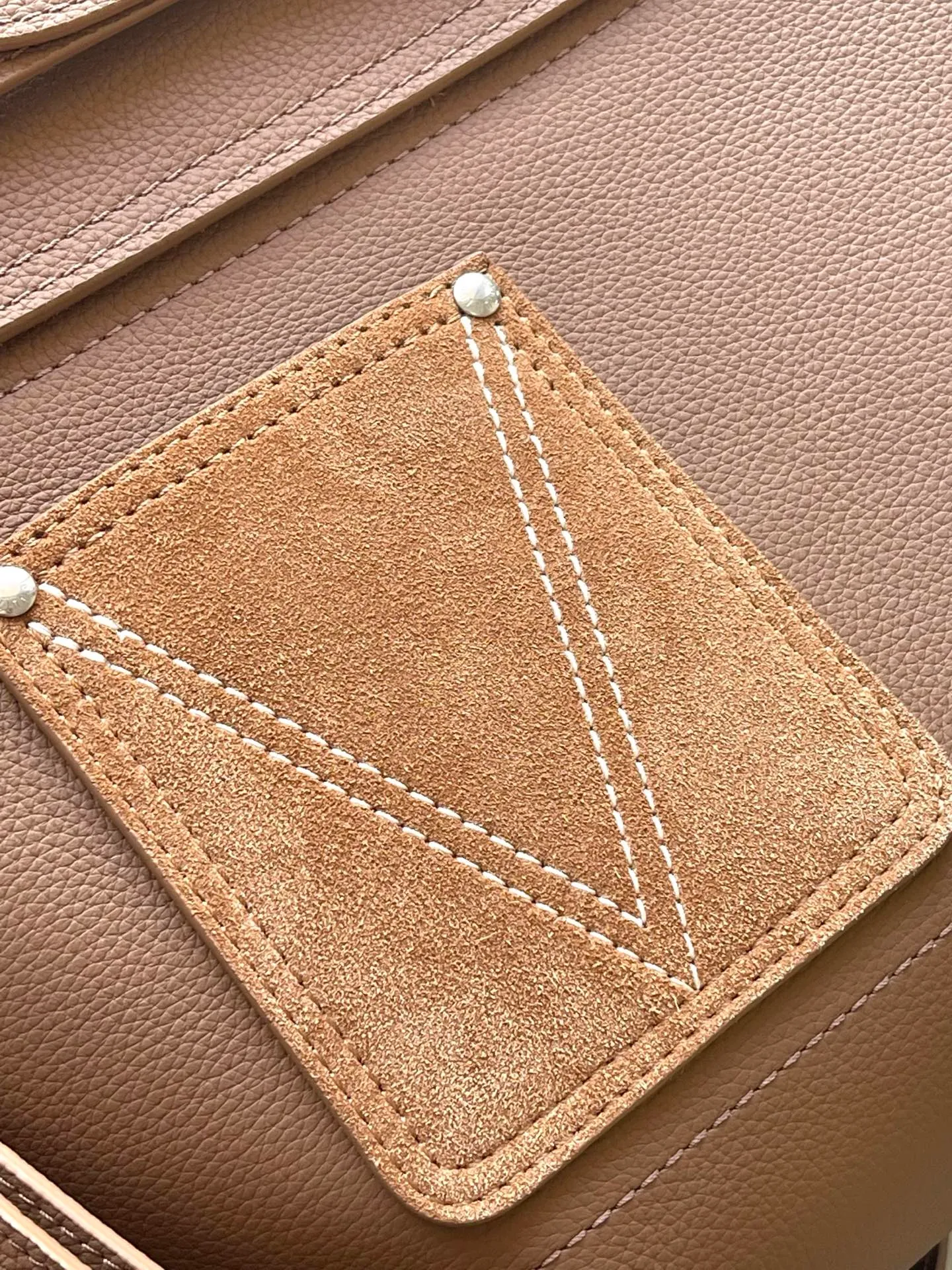 💰1760 (top layer leather) top original order M26758 This Steamer 30 handbag uses LV Touch cow leather to reinterpret the classic Steamer handbag that has been popular for a century. Grained leather and suede on two sides. The suede leather front pocket is subtly embellished with V-shaped stitching, and the convenient V-shaped hook buckle is integrated with Monogram flowers. The shoulder strap design provides cross-body and hand-carry options. Dimensions: 32 × 33 × 14 cm