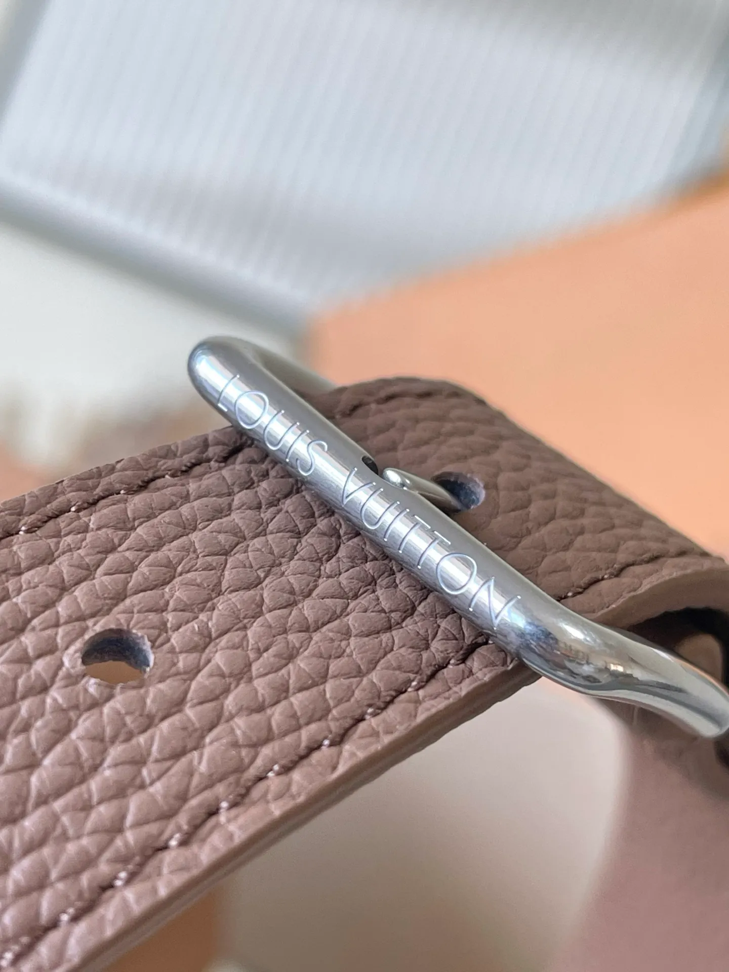 💰1760 (top layer leather) top original order M26758 This Steamer 30 handbag uses LV Touch cow leather to reinterpret the classic Steamer handbag that has been popular for a century. Grained leather and suede on two sides. The suede leather front pocket is subtly embellished with V-shaped stitching, and the convenient V-shaped hook buckle is integrated with Monogram flowers. The shoulder strap design provides cross-body and hand-carry options. Dimensions: 32 × 33 × 14 cm