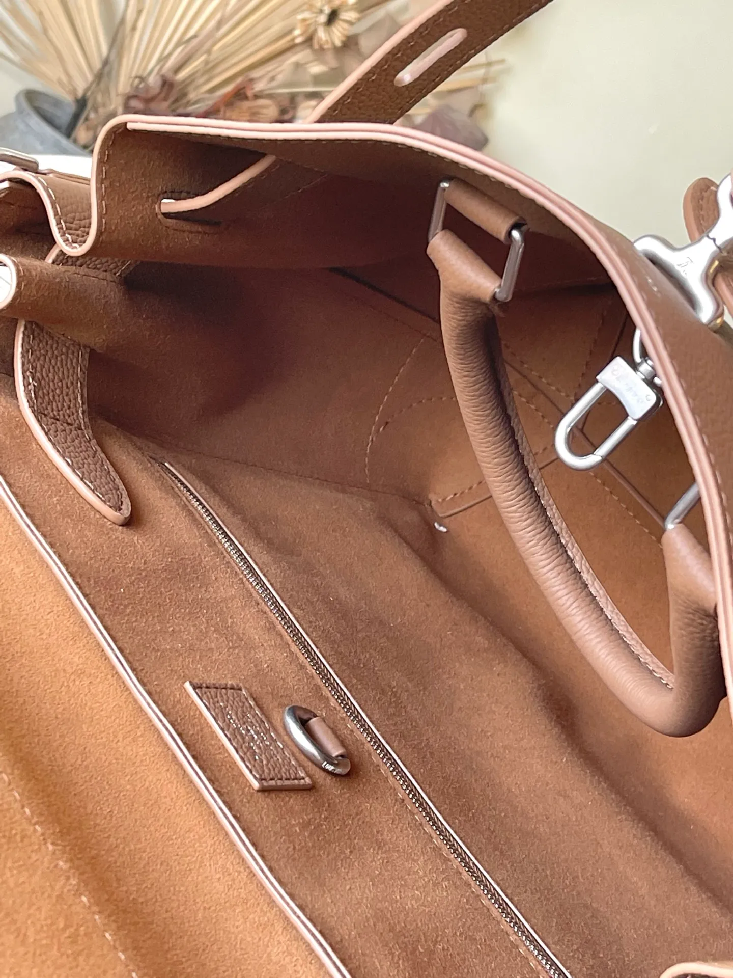 💰1760 (top layer leather) top original order M26758 This Steamer 30 handbag uses LV Touch cow leather to reinterpret the classic Steamer handbag that has been popular for a century. Grained leather and suede on two sides. The suede leather front pocket is subtly embellished with V-shaped stitching, and the convenient V-shaped hook buckle is integrated with Monogram flowers. The shoulder strap design provides cross-body and hand-carry options. Dimensions: 32 × 33 × 14 cm
