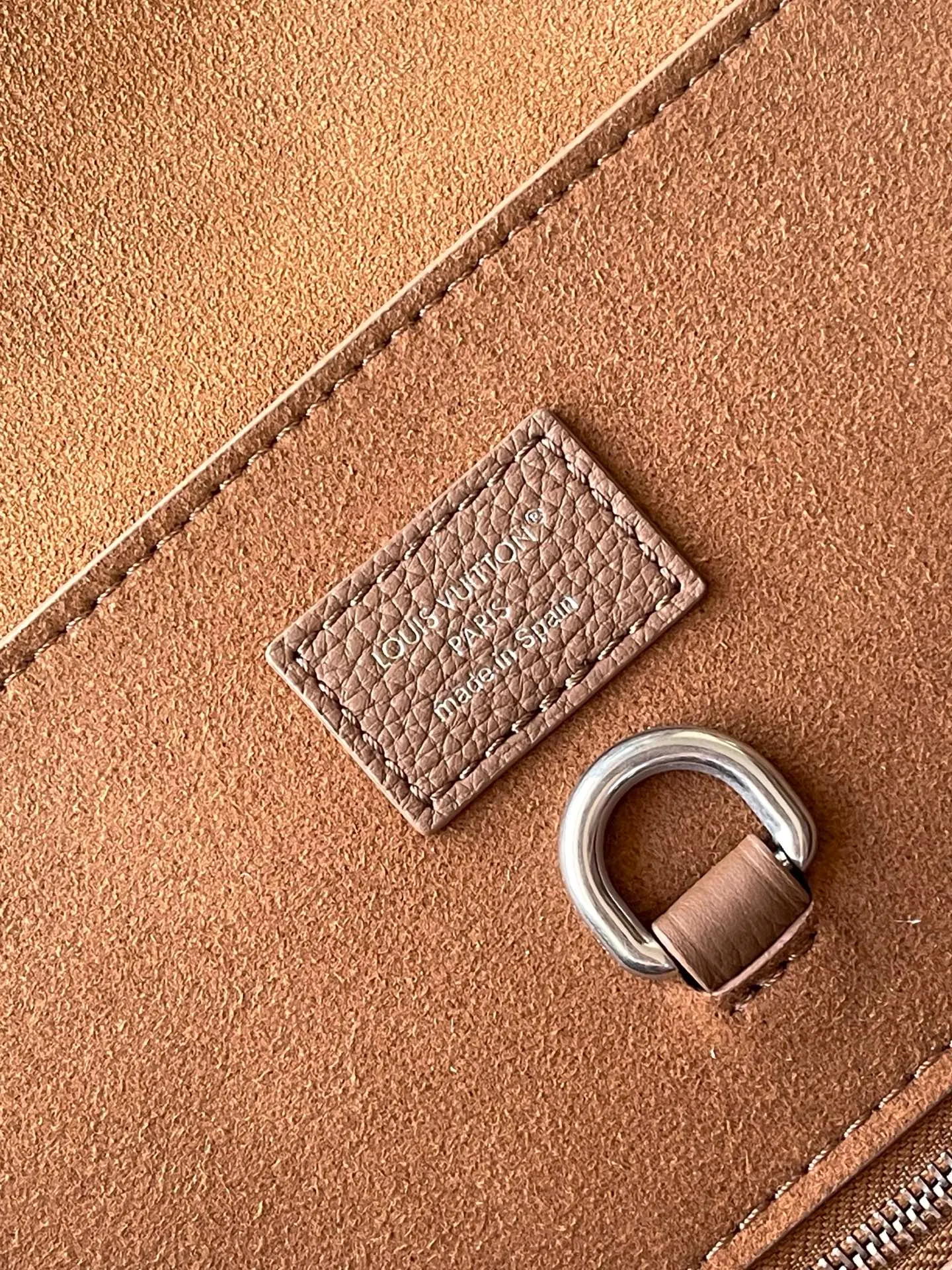 💰1760 (top layer leather) top original order M26758 This Steamer 30 handbag uses LV Touch cow leather to reinterpret the classic Steamer handbag that has been popular for a century. Grained leather and suede on two sides. The suede leather front pocket is subtly embellished with V-shaped stitching, and the convenient V-shaped hook buckle is integrated with Monogram flowers. The shoulder strap design provides cross-body and hand-carry options. Dimensions: 32 × 33 × 14 cm