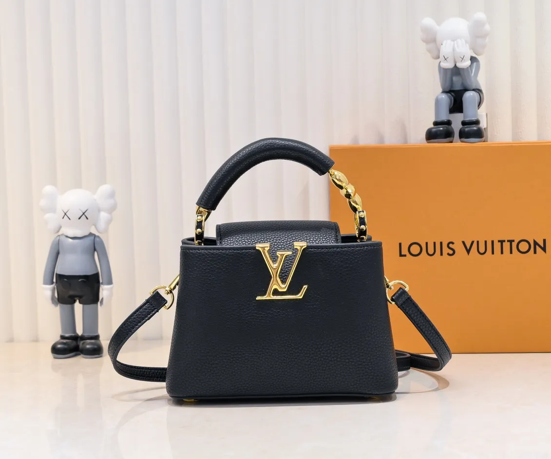 Upgraded version P440 M23943 This Capucines mini handbag incorporates exquisite Monogram flowers into the handle, and uses delicate brushstrokes to present the three-dimensional look of the LV logo, injecting dazzling luster into the soft design. Full-grain Taurillon leather has a compact shape that can hold a smartphone, short wallet and other small essentials. Detailed features 21 x 14 x 8 cm (length x height x width)