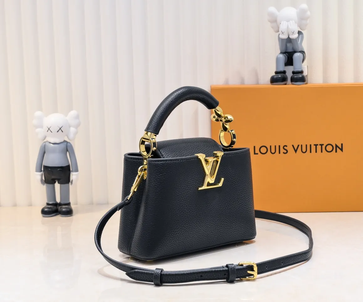 Upgraded version P440 M23943 This Capucines mini handbag incorporates exquisite Monogram flowers into the handle, and uses delicate brushstrokes to present the three-dimensional look of the LV logo, injecting dazzling luster into the soft design. Full-grain Taurillon leather has a compact shape that can hold a smartphone, short wallet and other small essentials. Detailed features 21 x 14 x 8 cm (length x height x width)