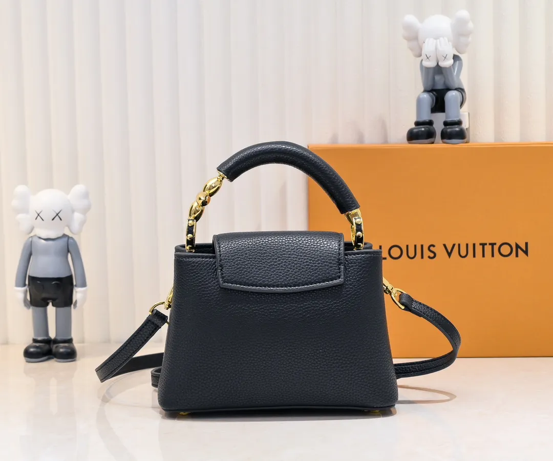 Upgraded version P440 M23943 This Capucines mini handbag incorporates exquisite Monogram flowers into the handle, and uses delicate brushstrokes to present the three-dimensional look of the LV logo, injecting dazzling luster into the soft design. Full-grain Taurillon leather has a compact shape that can hold a smartphone, short wallet and other small essentials. Detailed features 21 x 14 x 8 cm (length x height x width)