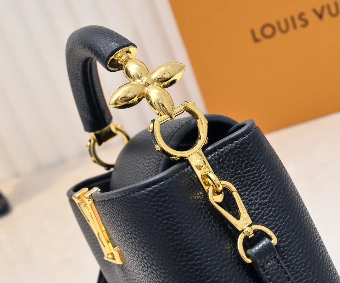 Upgraded version P440 M23943 This Capucines mini handbag incorporates exquisite Monogram flowers into the handle, and uses delicate brushstrokes to present the three-dimensional look of the LV logo, injecting dazzling luster into the soft design. Full-grain Taurillon leather has a compact shape that can hold a smartphone, short wallet and other small essentials. Detailed features 21 x 14 x 8 cm (length x height x width)