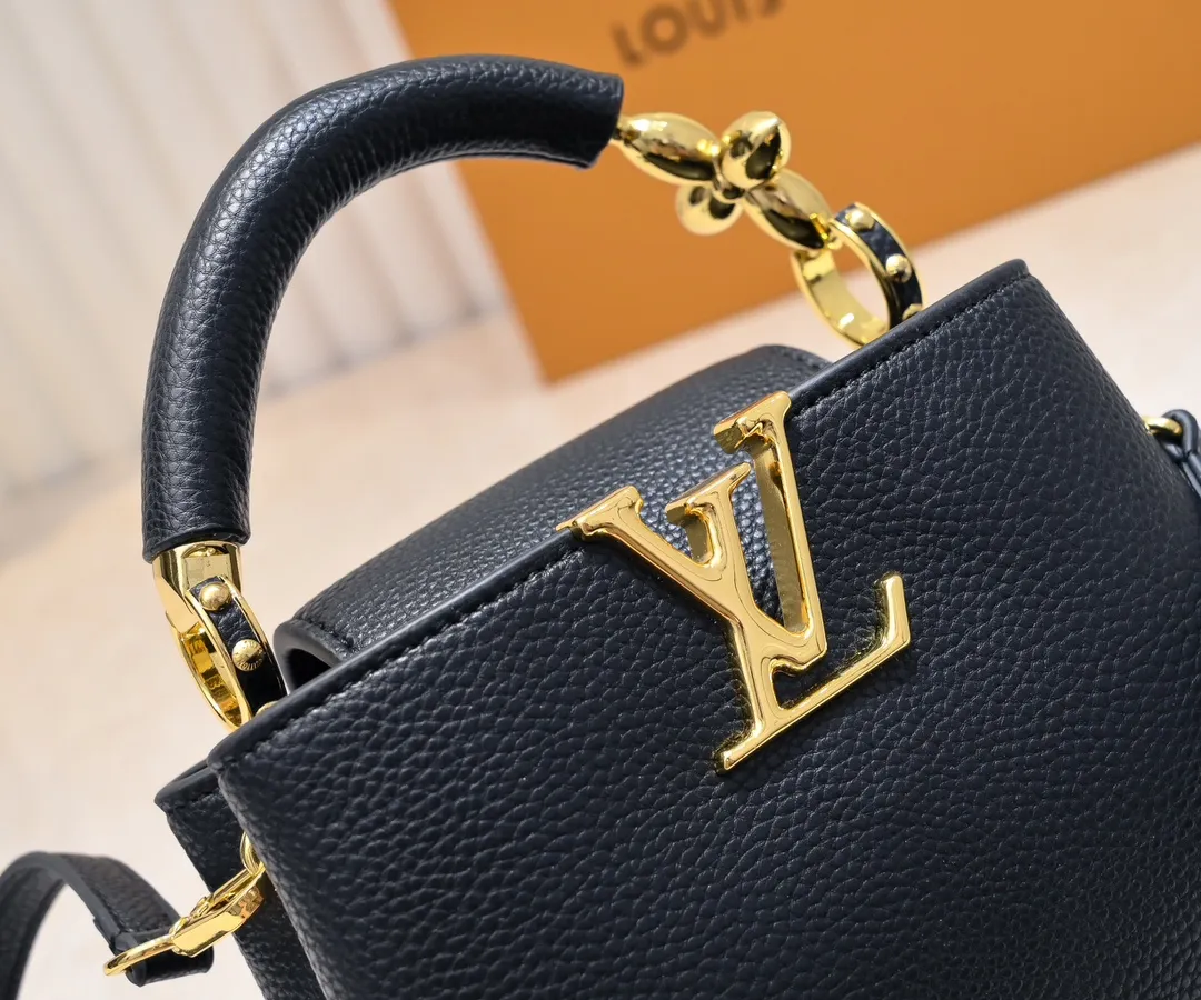 Upgraded version P440 M23943 This Capucines mini handbag incorporates exquisite Monogram flowers into the handle, and uses delicate brushstrokes to present the three-dimensional look of the LV logo, injecting dazzling luster into the soft design. Full-grain Taurillon leather has a compact shape that can hold a smartphone, short wallet and other small essentials. Detailed features 21 x 14 x 8 cm (length x height x width)
