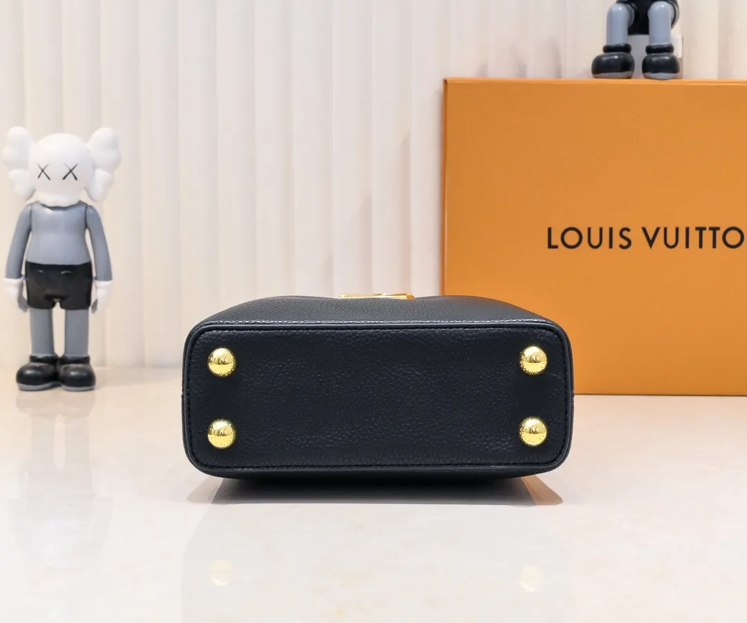 Upgraded version P440 M23943 This Capucines mini handbag incorporates exquisite Monogram flowers into the handle, and uses delicate brushstrokes to present the three-dimensional look of the LV logo, injecting dazzling luster into the soft design. Full-grain Taurillon leather has a compact shape that can hold a smartphone, short wallet and other small essentials. Detailed features 21 x 14 x 8 cm (length x height x width)