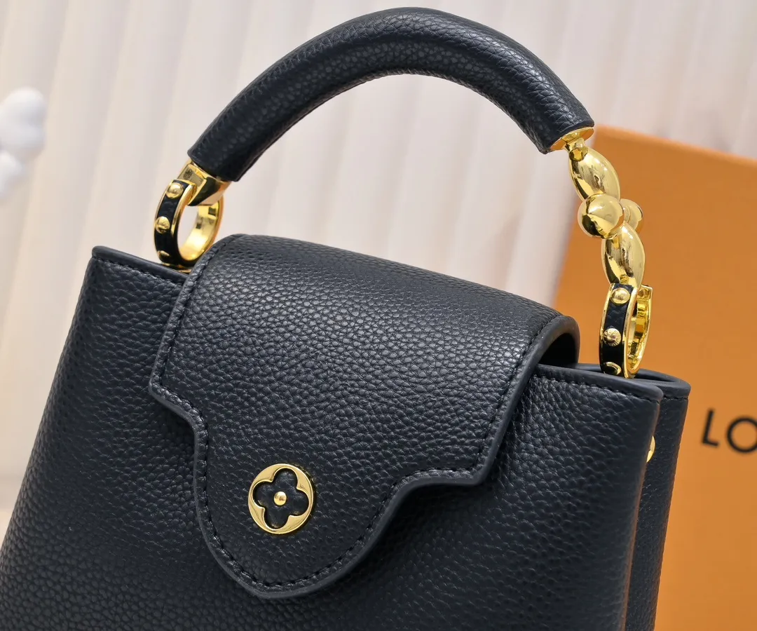 Upgraded version P440 M23943 This Capucines mini handbag incorporates exquisite Monogram flowers into the handle, and uses delicate brushstrokes to present the three-dimensional look of the LV logo, injecting dazzling luster into the soft design. Full-grain Taurillon leather has a compact shape that can hold a smartphone, short wallet and other small essentials. Detailed features 21 x 14 x 8 cm (length x height x width)
