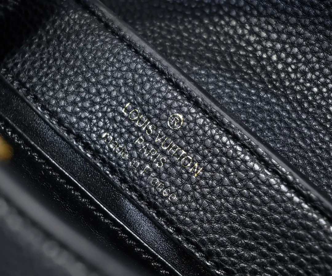 Upgraded version P440 M23943 This Capucines mini handbag incorporates exquisite Monogram flowers into the handle, and uses delicate brushstrokes to present the three-dimensional look of the LV logo, injecting dazzling luster into the soft design. Full-grain Taurillon leather has a compact shape that can hold a smartphone, short wallet and other small essentials. Detailed features 21 x 14 x 8 cm (length x height x width)