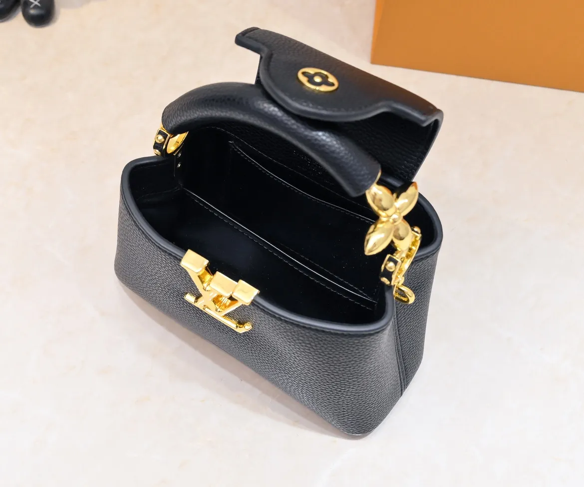 Upgraded version P440 M23943 This Capucines mini handbag incorporates exquisite Monogram flowers into the handle, and uses delicate brushstrokes to present the three-dimensional look of the LV logo, injecting dazzling luster into the soft design. Full-grain Taurillon leather has a compact shape that can hold a smartphone, short wallet and other small essentials. Detailed features 21 x 14 x 8 cm (length x height x width)