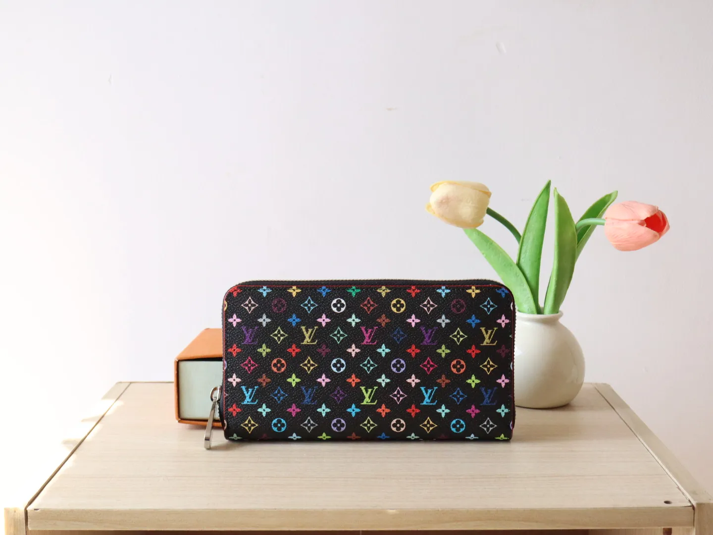 13992 Tricolor single pull 60017 🌟P100 single zipper wallet series Zippy Ld zipper wallet This zippy zipper wallet with unique collectible value. This Monogram print is interpreted in 33 colorful colors. In 2025, Takashi Murakami and LV jointly launched the white tricolor and the black tricolor, which are popular all over the world and are loved by celebrities and celebrities. They are lively, childlike and friendly. 19.5× 10.5x 2.5 cm (length x height x width)