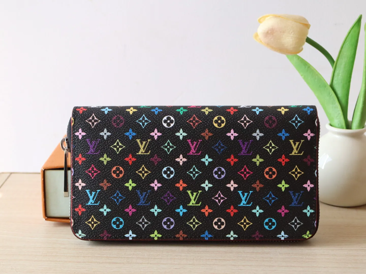 13992 Tricolor single pull 60017 🌟P100 single zipper wallet series Zippy Ld zipper wallet This zippy zipper wallet with unique collectible value. This Monogram print is interpreted in 33 colorful colors. In 2025, Takashi Murakami and LV jointly launched the white tricolor and the black tricolor, which are popular all over the world and are loved by celebrities and celebrities. They are lively, childlike and friendly. 19.5× 10.5x 2.5 cm (length x height x width)