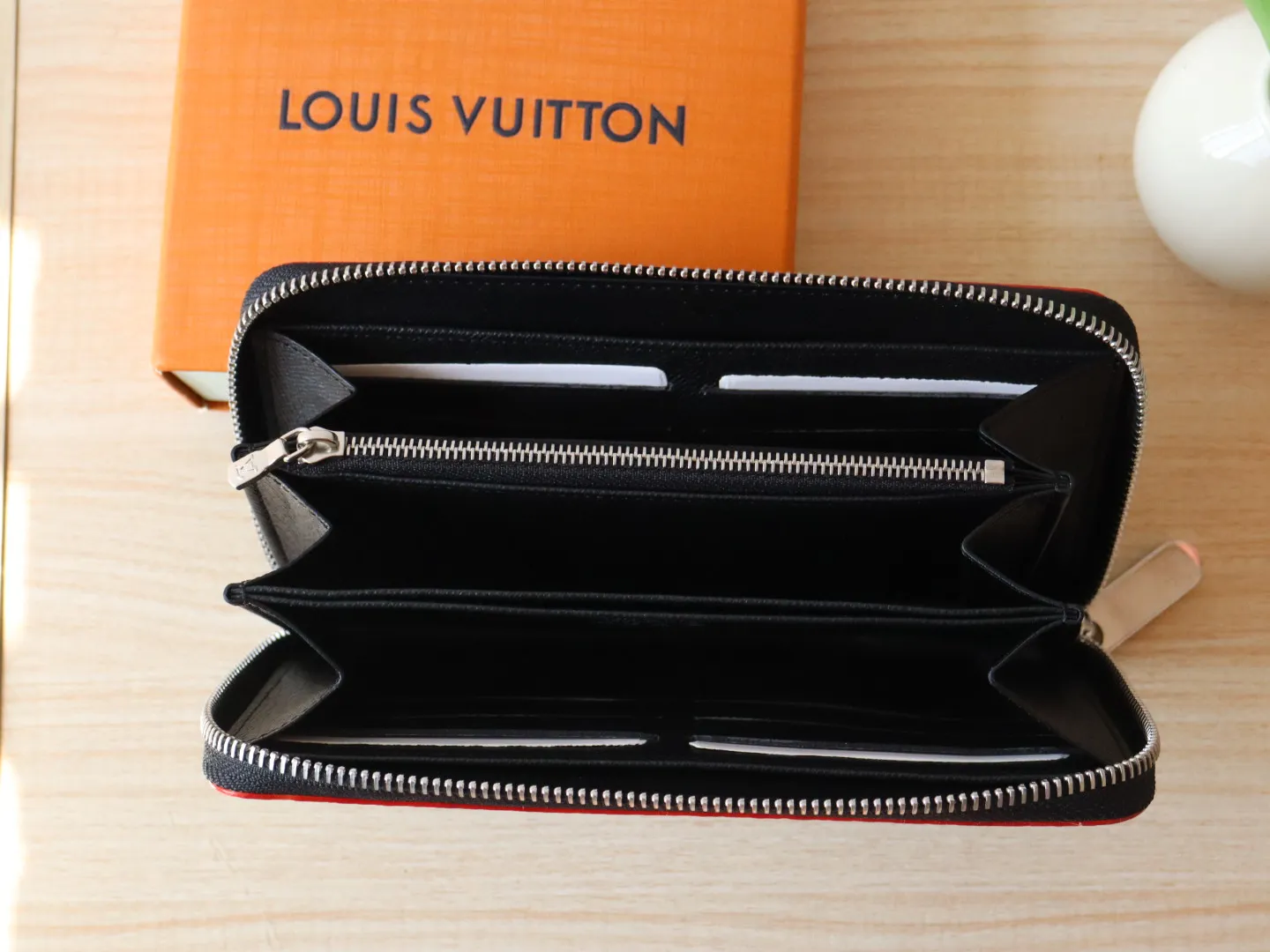 13992 Tricolor single pull 60017 🌟P100 single zipper wallet series Zippy Ld zipper wallet This zippy zipper wallet with unique collectible value. This Monogram print is interpreted in 33 colorful colors. In 2025, Takashi Murakami and LV jointly launched the white tricolor and the black tricolor, which are popular all over the world and are loved by celebrities and celebrities. They are lively, childlike and friendly. 19.5× 10.5x 2.5 cm (length x height x width)