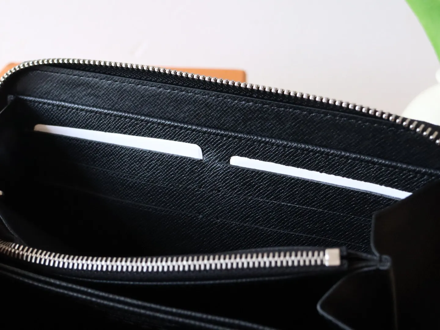 13992 Tricolor single pull 60017 🌟P100 single zipper wallet series Zippy Ld zipper wallet This zippy zipper wallet with unique collectible value. This Monogram print is interpreted in 33 colorful colors. In 2025, Takashi Murakami and LV jointly launched the white tricolor and the black tricolor, which are popular all over the world and are loved by celebrities and celebrities. They are lively, childlike and friendly. 19.5× 10.5x 2.5 cm (length x height x width)