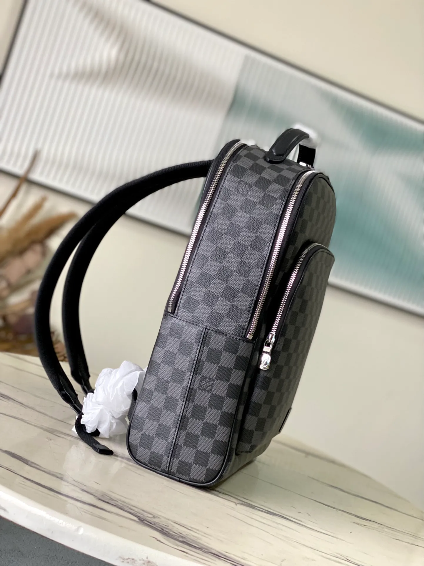 💰1180 Top Original N40499 Black Check Awenue Backpack is made of Damier Graphite coated canvas, conveying elegance with simple lines. The zippered front pocket provides easy access to everything you need on the go, and there's a padded rear compartment. Top handle and adjustable shoulder strap provide comfortable carrying. Dimensions: 40 × 31 × 15 cm
