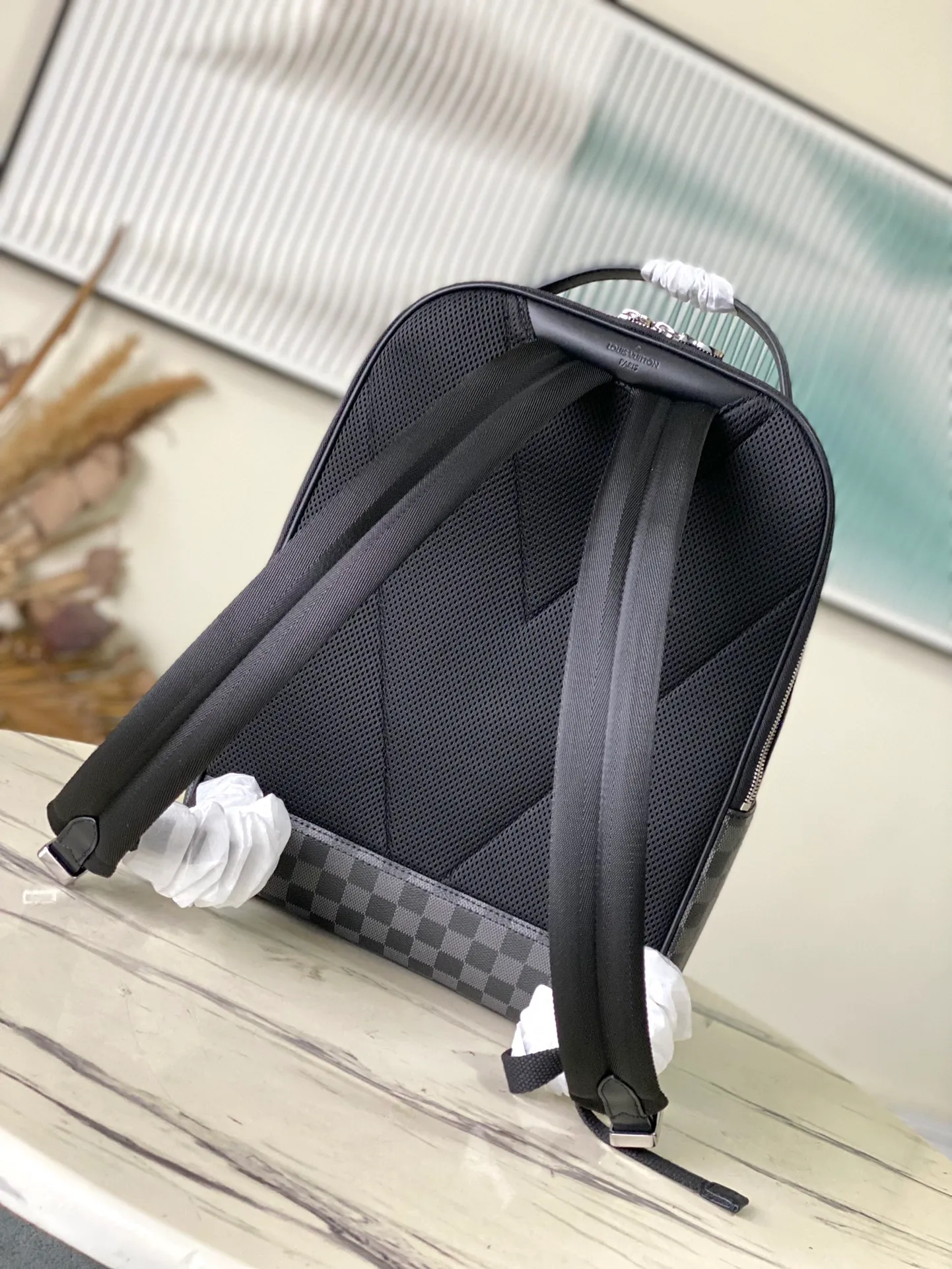 💰1180 Top Original N40499 Black Check Awenue Backpack is made of Damier Graphite coated canvas, conveying elegance with simple lines. The zippered front pocket provides easy access to everything you need on the go, and there's a padded rear compartment. Top handle and adjustable shoulder strap provide comfortable carrying. Dimensions: 40 × 31 × 15 cm
