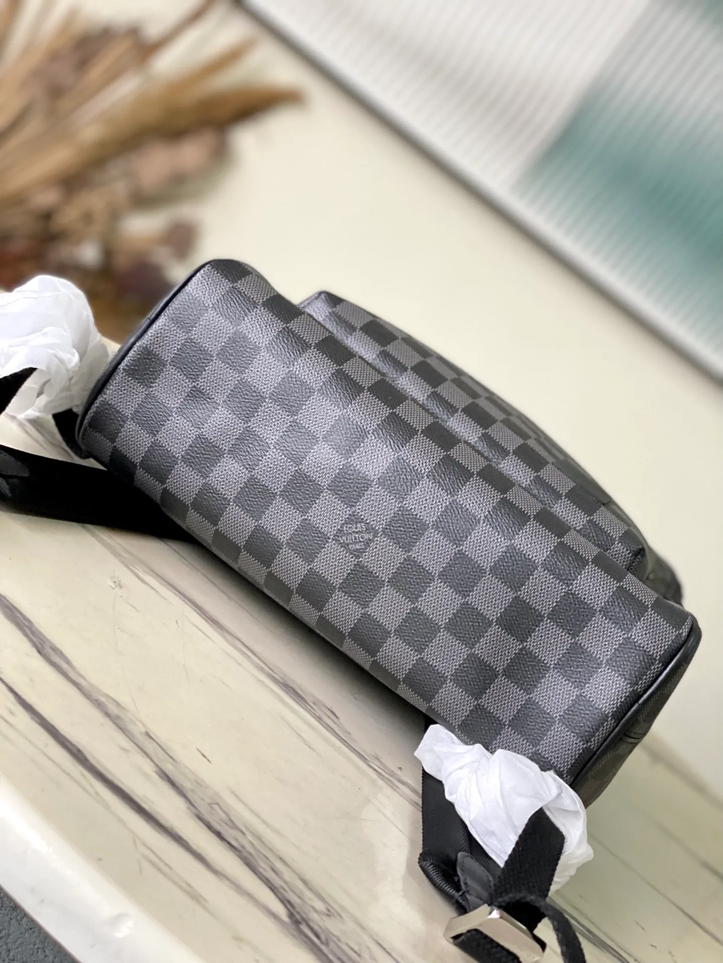 💰1180 Top Original N40499 Black Check Awenue Backpack is made of Damier Graphite coated canvas, conveying elegance with simple lines. The zippered front pocket provides easy access to everything you need on the go, and there's a padded rear compartment. Top handle and adjustable shoulder strap provide comfortable carrying. Dimensions: 40 × 31 × 15 cm