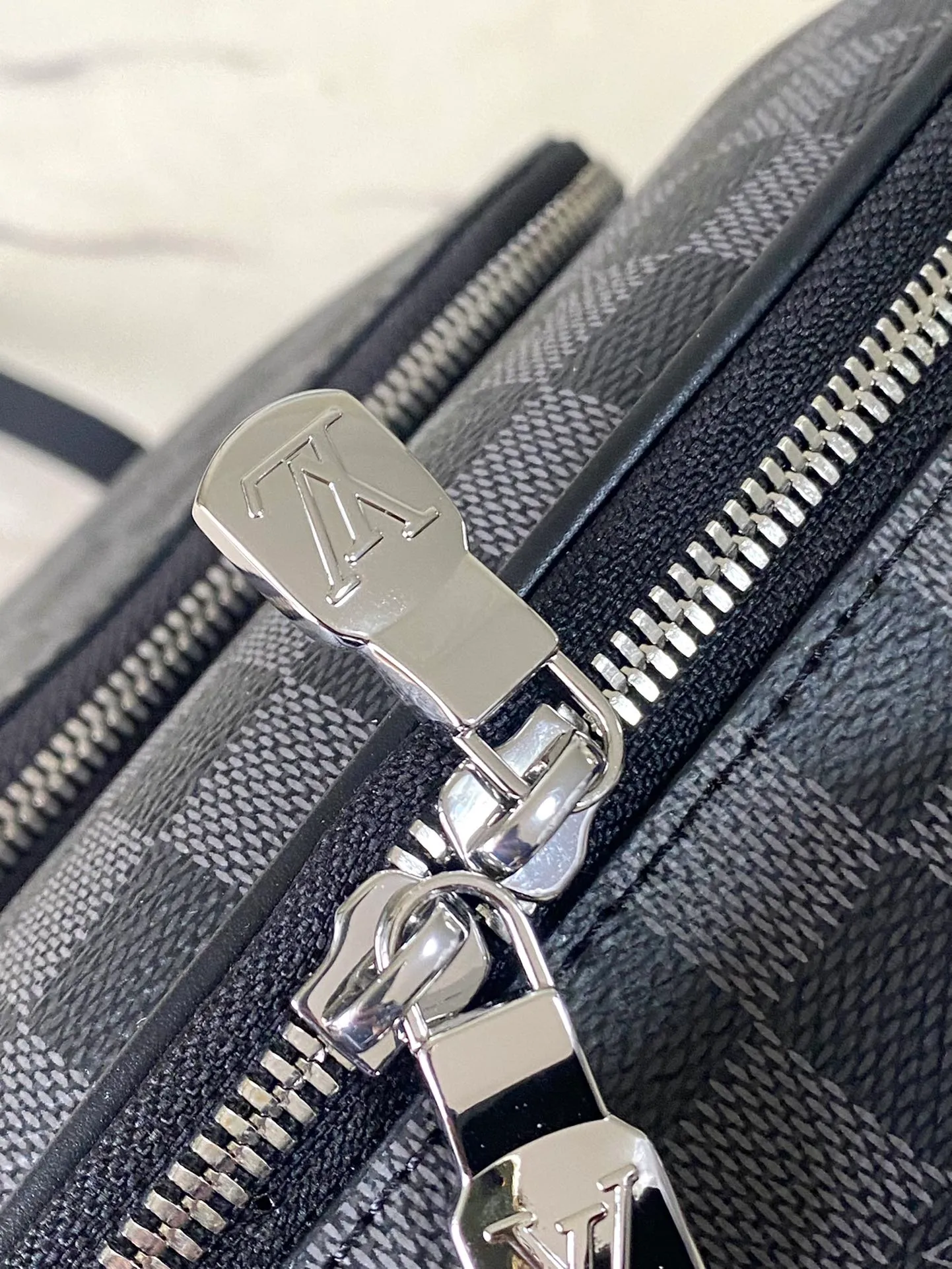 💰1180 Top Original N40499 Black Check Awenue Backpack is made of Damier Graphite coated canvas, conveying elegance with simple lines. The zippered front pocket provides easy access to everything you need on the go, and there's a padded rear compartment. Top handle and adjustable shoulder strap provide comfortable carrying. Dimensions: 40 × 31 × 15 cm