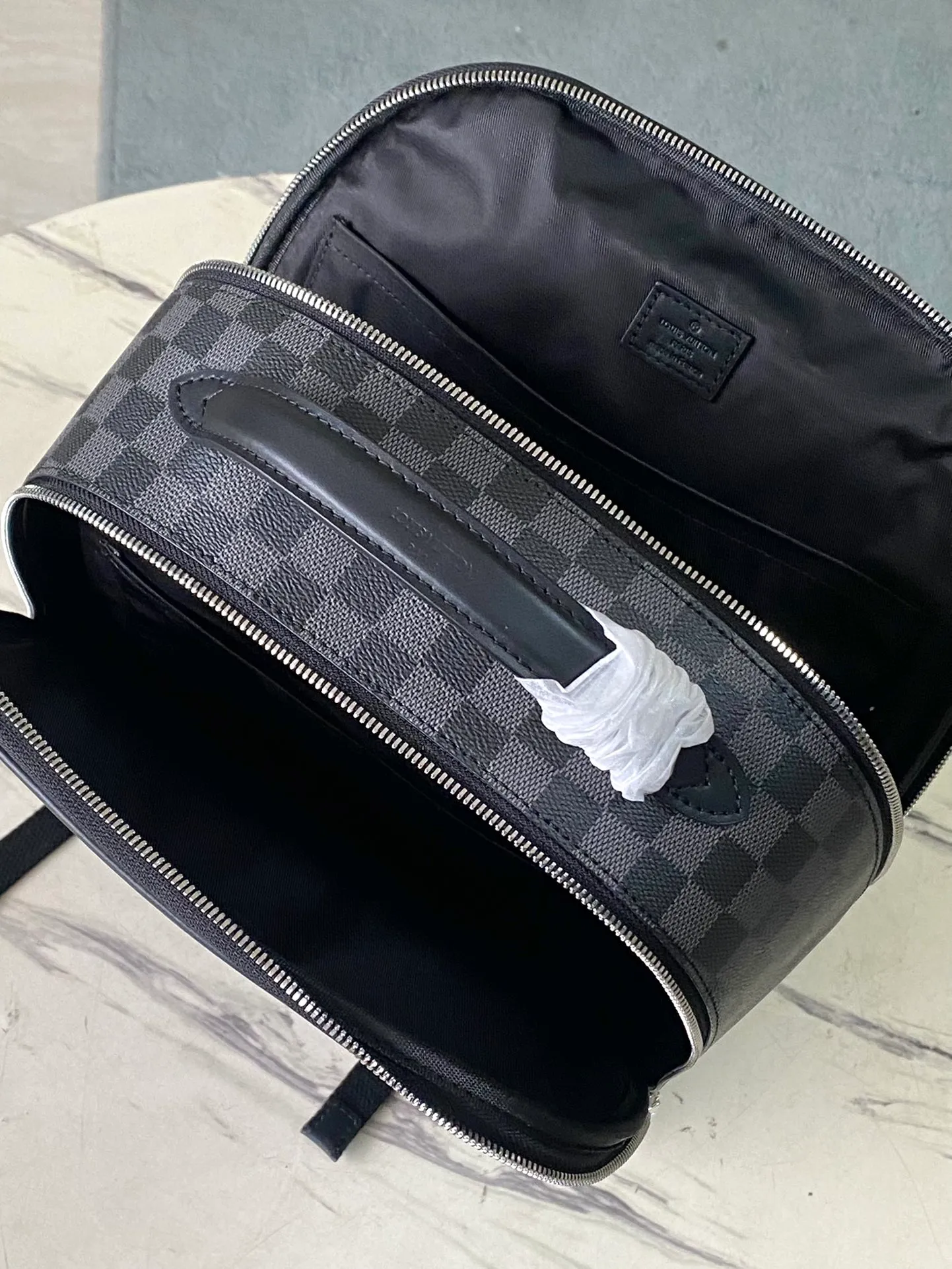 💰1180 Top Original N40499 Black Check Awenue Backpack is made of Damier Graphite coated canvas, conveying elegance with simple lines. The zippered front pocket provides easy access to everything you need on the go, and there's a padded rear compartment. Top handle and adjustable shoulder strap provide comfortable carrying. Dimensions: 40 × 31 × 15 cm