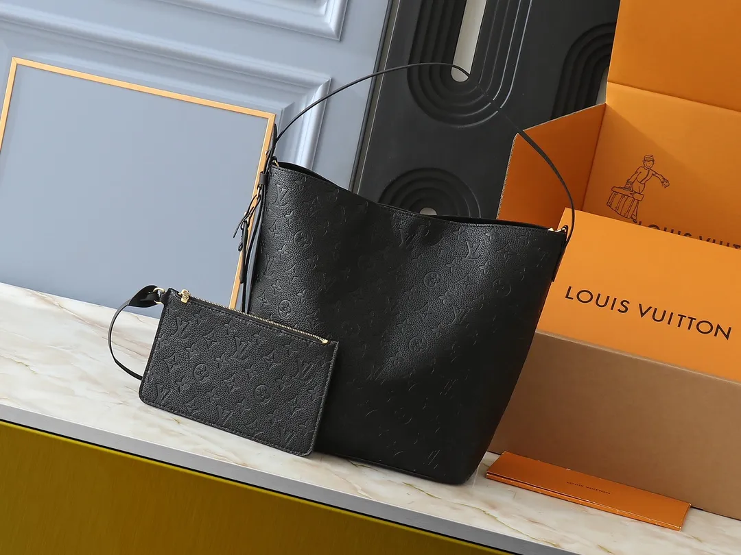💰240💰Upgraded from the original M12925 M12926 M13480 M13044 M14356 M13045 M13089 This All In handbag is made of Monogram cow leather with shiny metal parts, and the iconic padlock and nameplate highlight the classic style. The adjustable shoulder strap continues the brand's trunk-making heritage, and the leather shoulder strap adds cross-body and shoulder carry options. The foldable design enables the silhouette to be retracted and retracted freely, providing ample space for daily use. 30.0 x 25.0 x 17.0 cm (length x height x width)