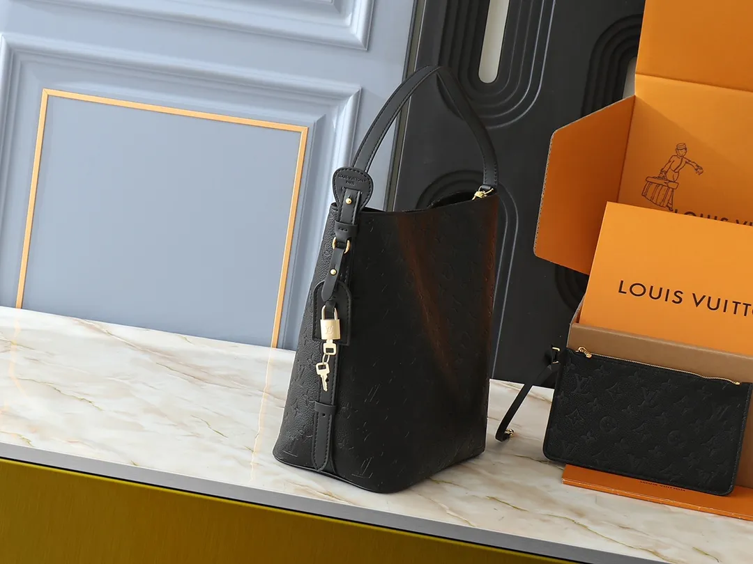 💰240💰Upgraded from the original M12925 M12926 M13480 M13044 M14356 M13045 M13089 This All In handbag is made of Monogram cow leather with shiny metal parts, and the iconic padlock and nameplate highlight the classic style. The adjustable shoulder strap continues the brand's trunk-making heritage, and the leather shoulder strap adds cross-body and shoulder carry options. The foldable design enables the silhouette to be retracted and retracted freely, providing ample space for daily use. 30.0 x 25.0 x 17.0 cm (length x height x width)