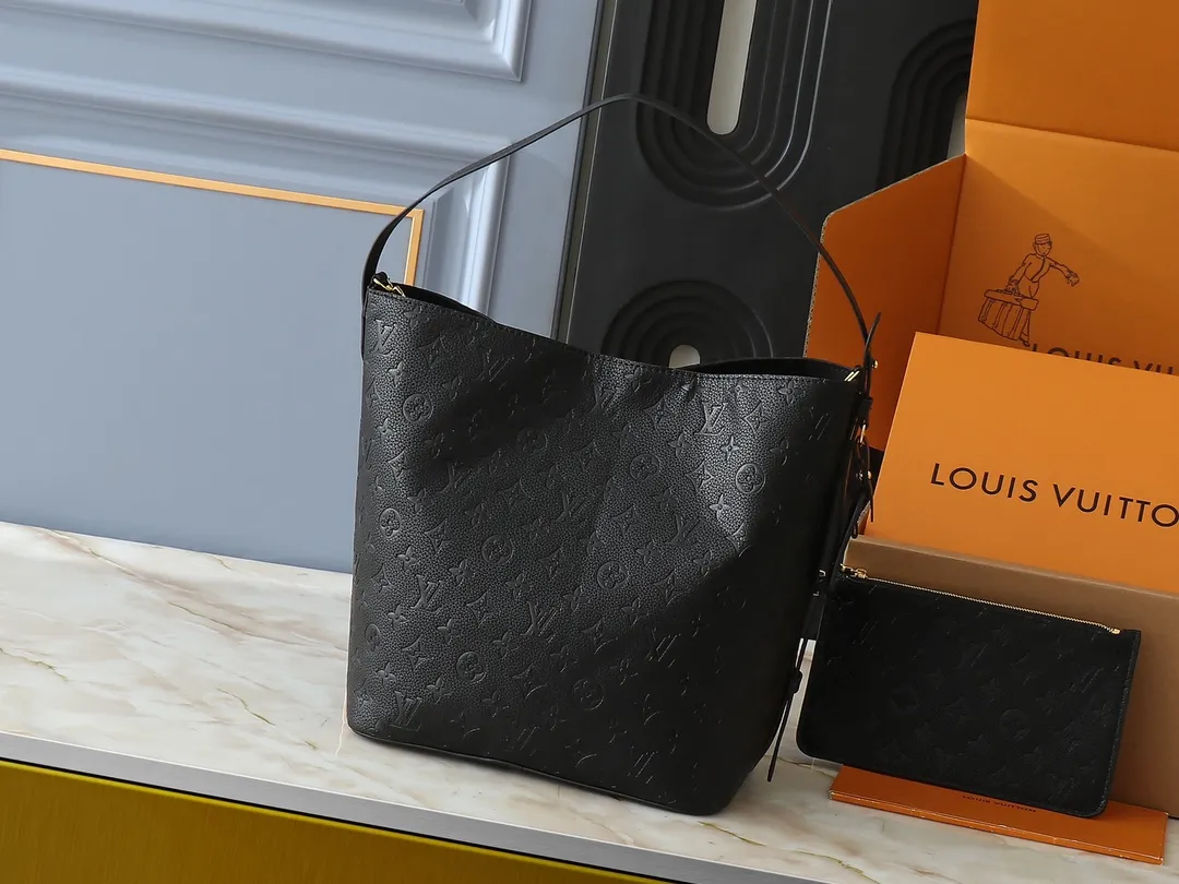 💰240💰Upgraded from the original M12925 M12926 M13480 M13044 M14356 M13045 M13089 This All In handbag is made of Monogram cow leather with shiny metal parts, and the iconic padlock and nameplate highlight the classic style. The adjustable shoulder strap continues the brand's trunk-making heritage, and the leather shoulder strap adds cross-body and shoulder carry options. The foldable design enables the silhouette to be retracted and retracted freely, providing ample space for daily use. 30.0 x 25.0 x 17.0 cm (length x height x width)