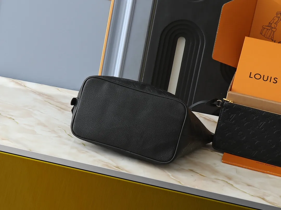 💰240💰Upgraded from the original M12925 M12926 M13480 M13044 M14356 M13045 M13089 This All In handbag is made of Monogram cow leather with shiny metal parts, and the iconic padlock and nameplate highlight the classic style. The adjustable shoulder strap continues the brand's trunk-making heritage, and the leather shoulder strap adds cross-body and shoulder carry options. The foldable design enables the silhouette to be retracted and retracted freely, providing ample space for daily use. 30.0 x 25.0 x 17.0 cm (length x height x width)