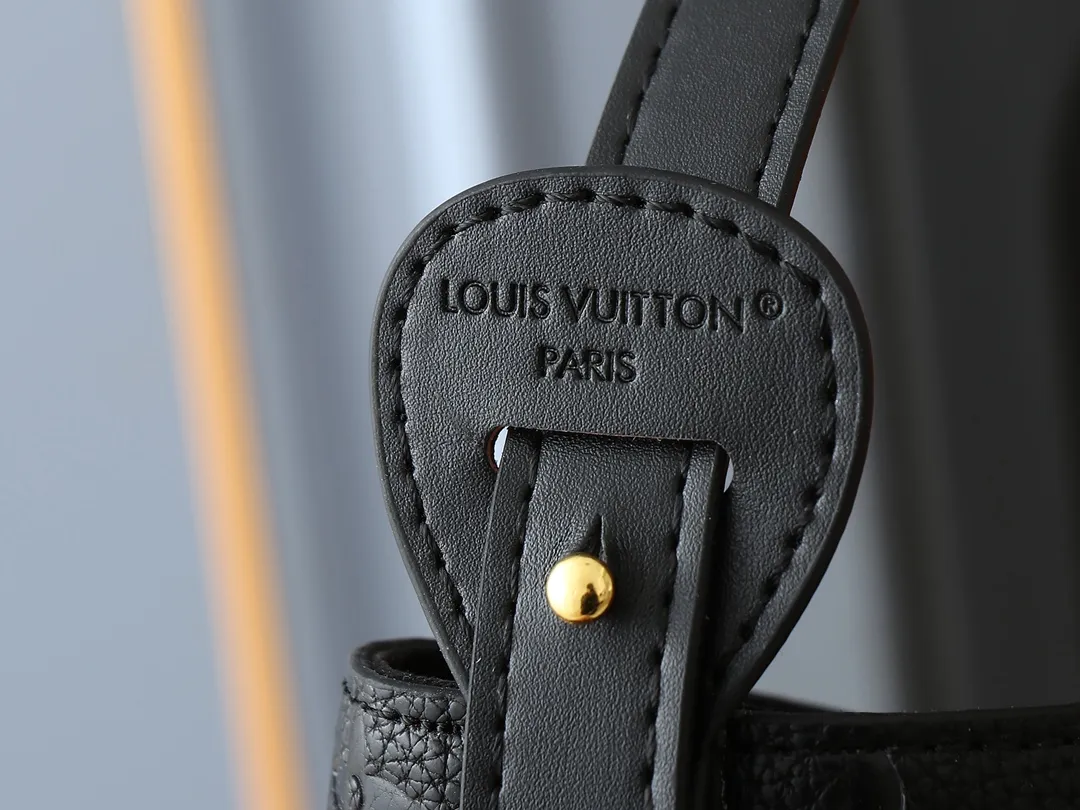 💰240💰Upgraded from the original M12925 M12926 M13480 M13044 M14356 M13045 M13089 This All In handbag is made of Monogram cow leather with shiny metal parts, and the iconic padlock and nameplate highlight the classic style. The adjustable shoulder strap continues the brand's trunk-making heritage, and the leather shoulder strap adds cross-body and shoulder carry options. The foldable design enables the silhouette to be retracted and retracted freely, providing ample space for daily use. 30.0 x 25.0 x 17.0 cm (length x height x width)